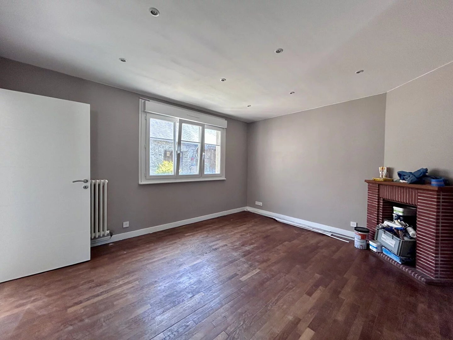 A LOUER - DOL DE BRETAGNE - MAISON - T4 - 82 m² - TROIS CHAMBRES - COUR COMMUNE - GARAGE