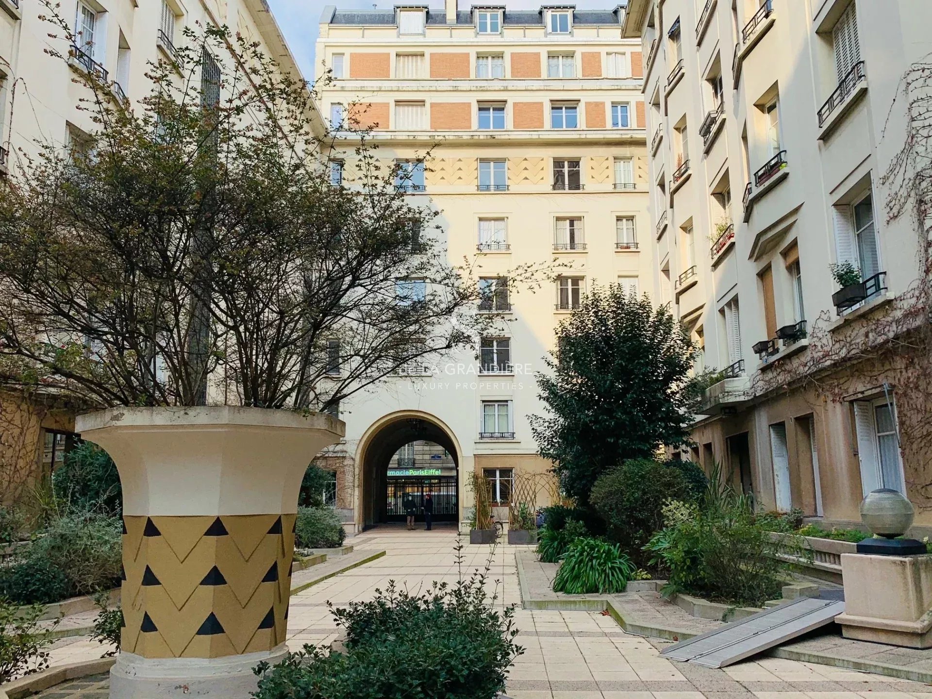 Paris 7ème - rue Saint Dominique - 56m2