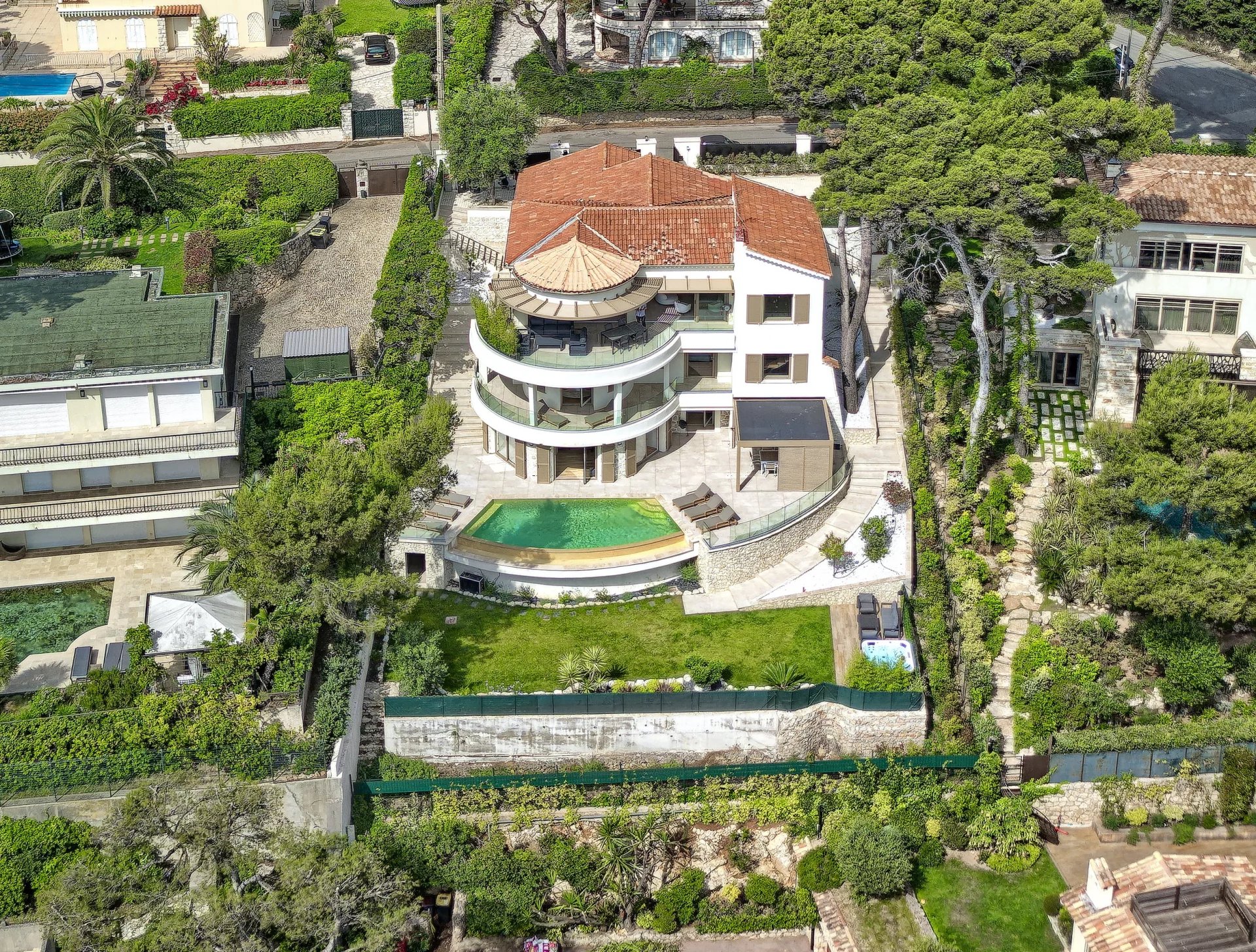 Villa en location saisonnière au Cap d'Antibes avec vue mer panoramique