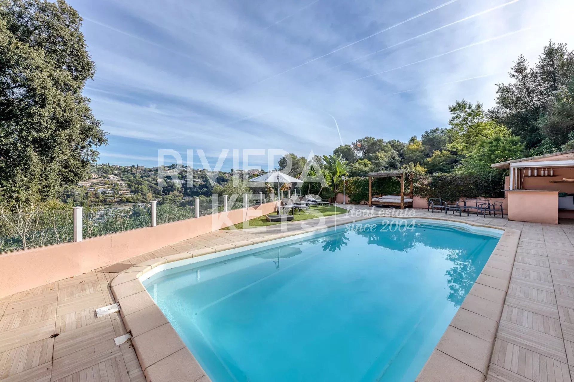 CAGNES-SUR-MER - Colline des Caucours : Villa provençale avec piscines intérieure et extérieure, appartement indépendant