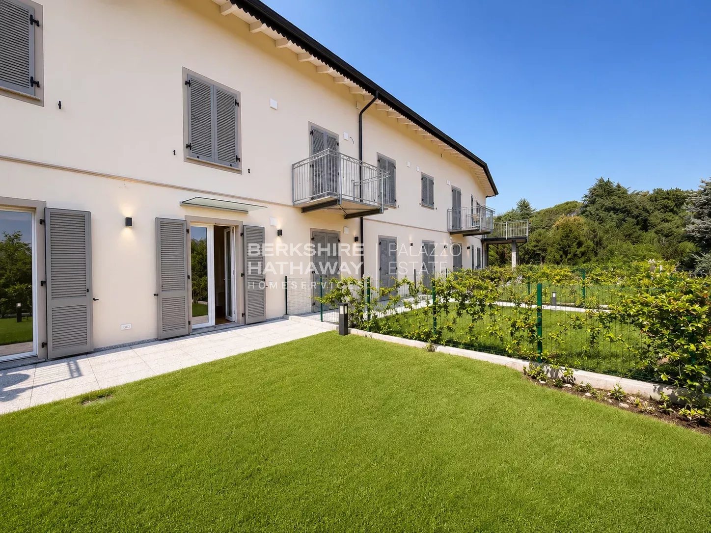House in San Fermo della Battaglia - view 1