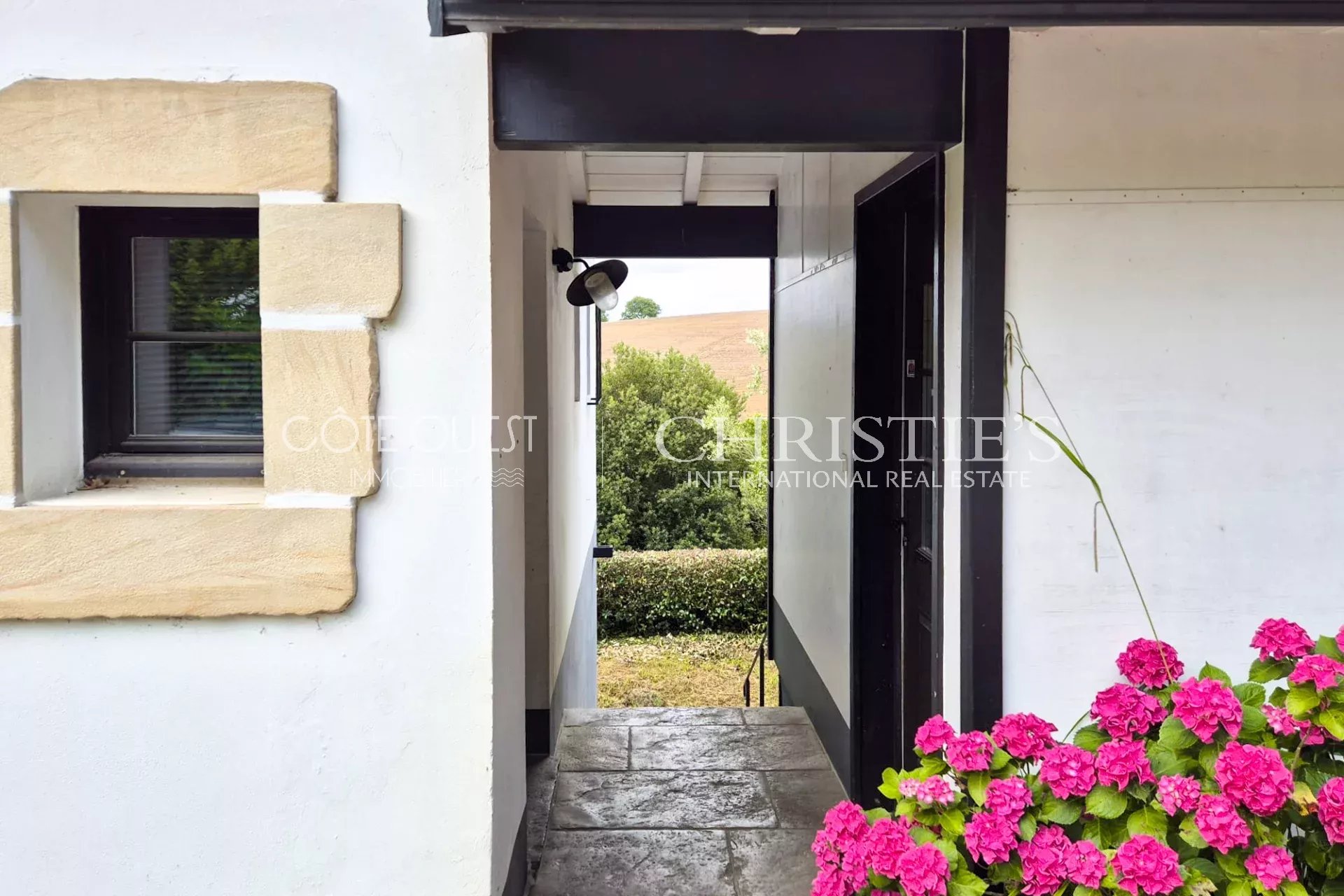 6 Bedroom Villa/Townhouse's Image 4