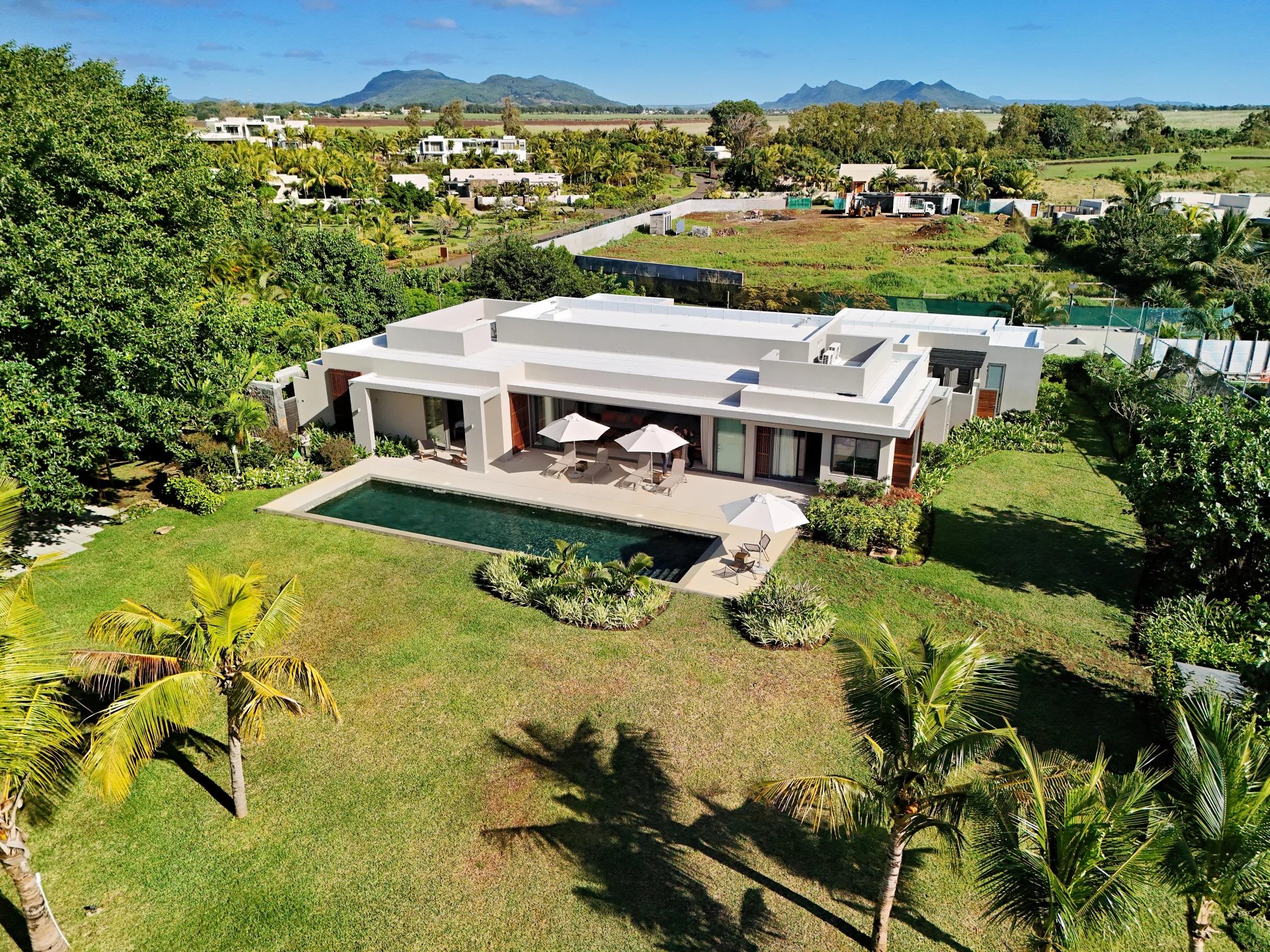 Contemporary Single-Storey Villa with Golf View in a Peaceful Setting