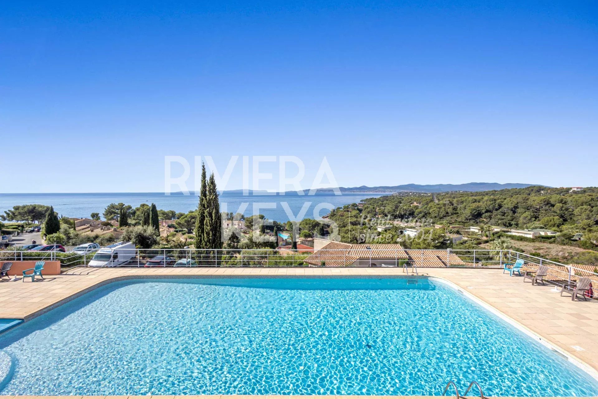 SAINT-RAPHAËL - Boulouris : Appartement 2 pièces avec balcon, vue mer, piscine et garage