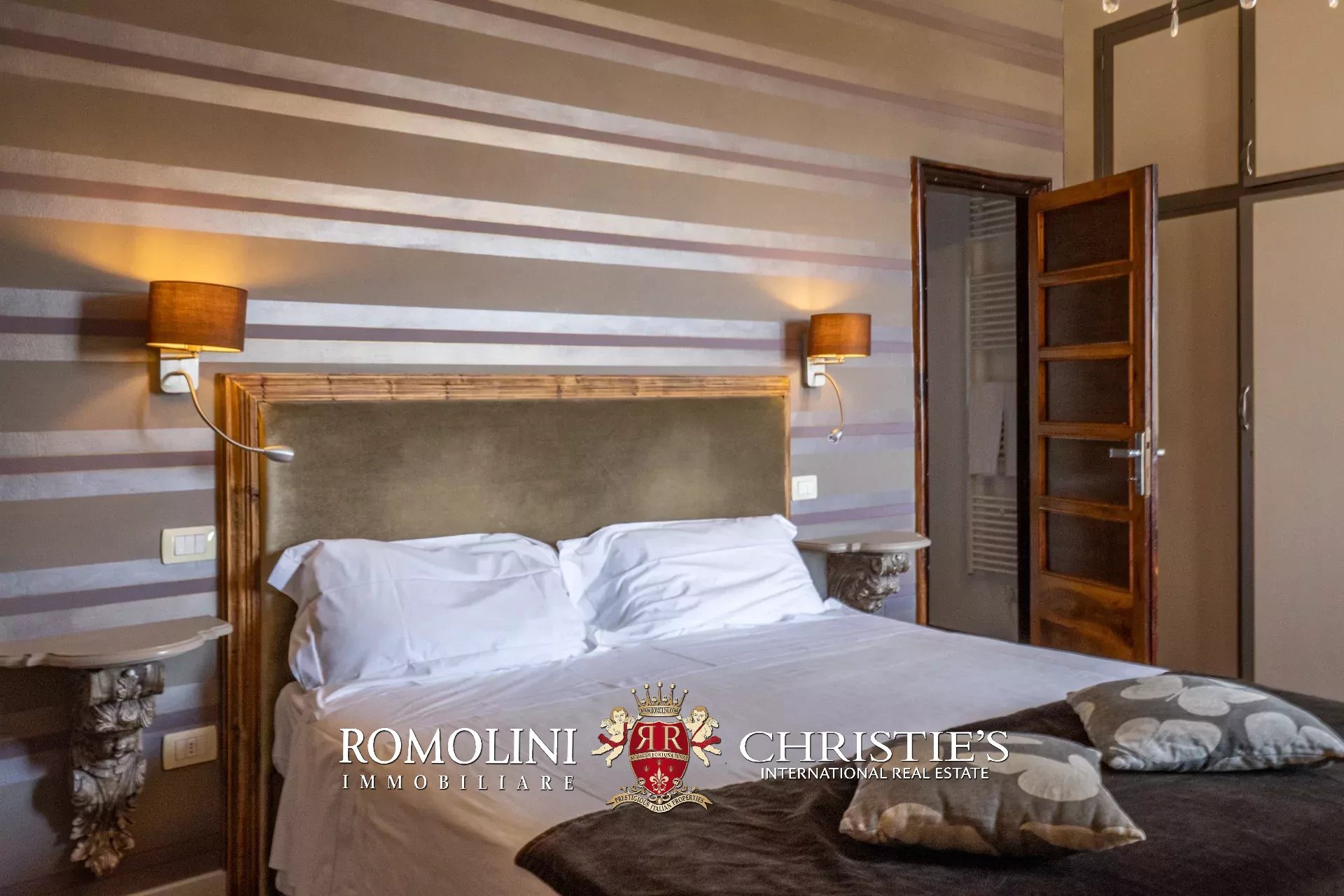 6 Bedroom Villa/Townhouse's Image 35
