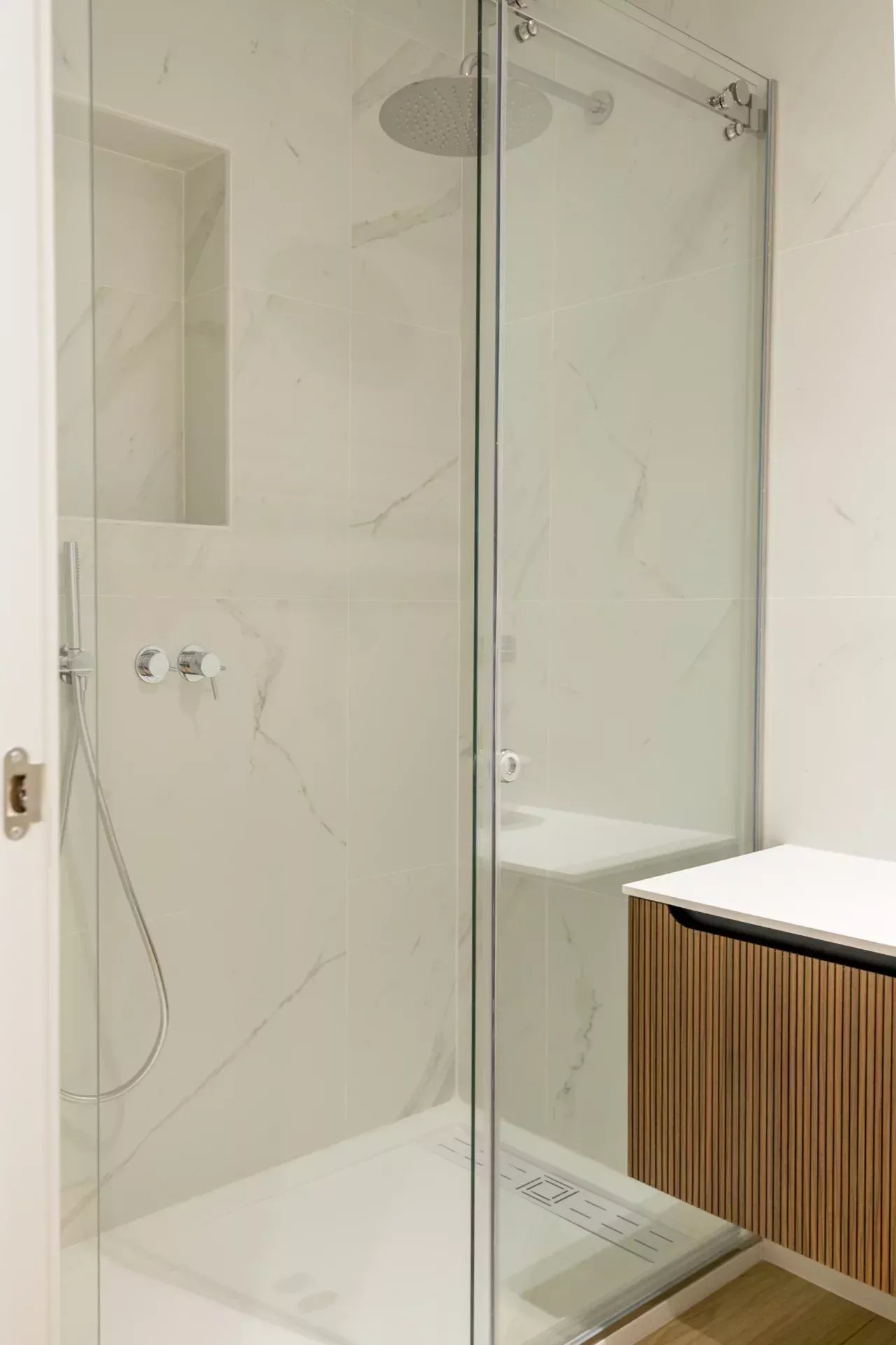 Appartement de Luxe Rénové avec Vue Imprenable sur la Fontaine de Neptune - picture 28