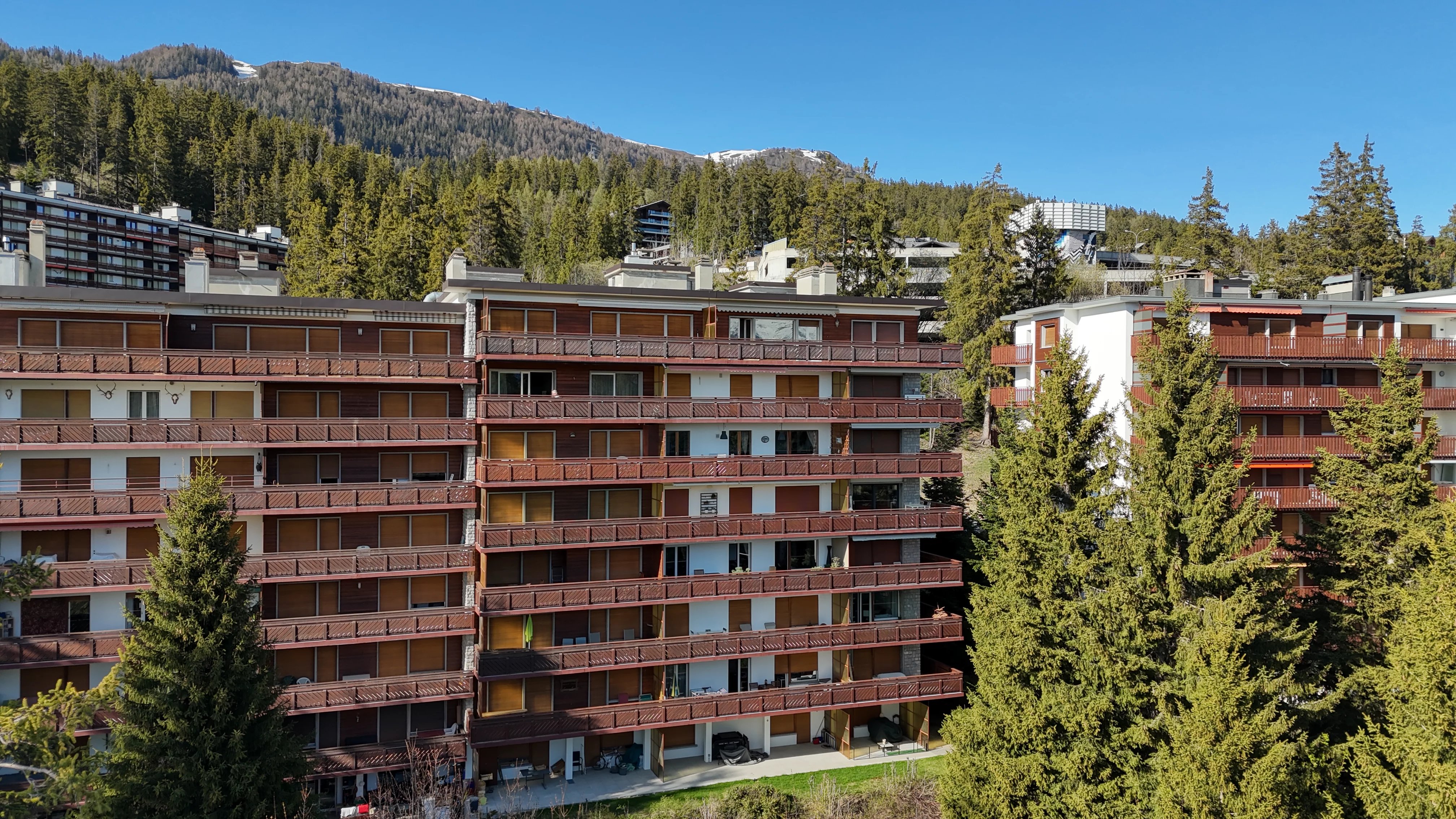 2,5 pièces de standing - rénové et grand balcon, à Crans !