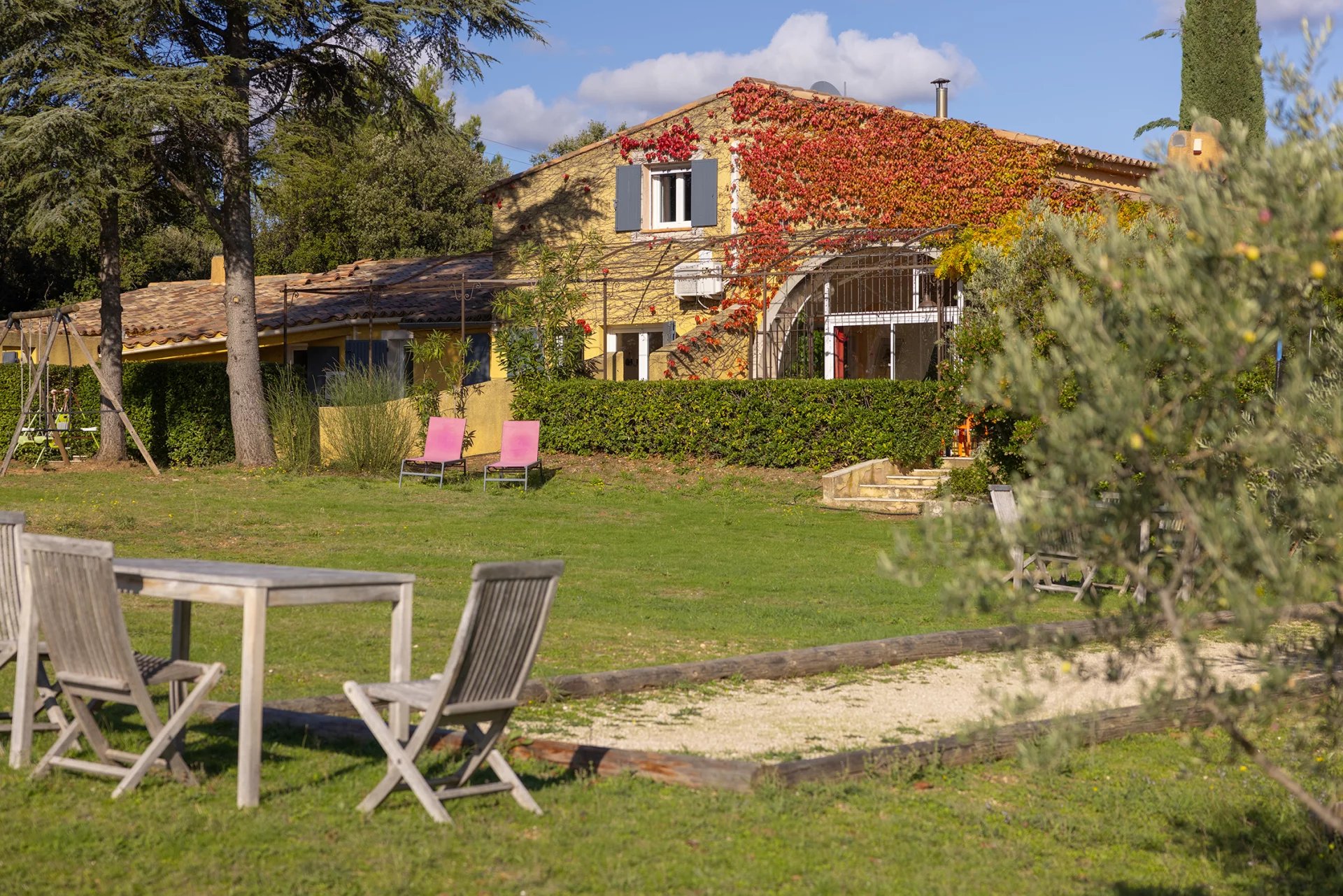 GARGAS - PROPRIETÉ AVEC VUES PISCINE ET TERRAIN