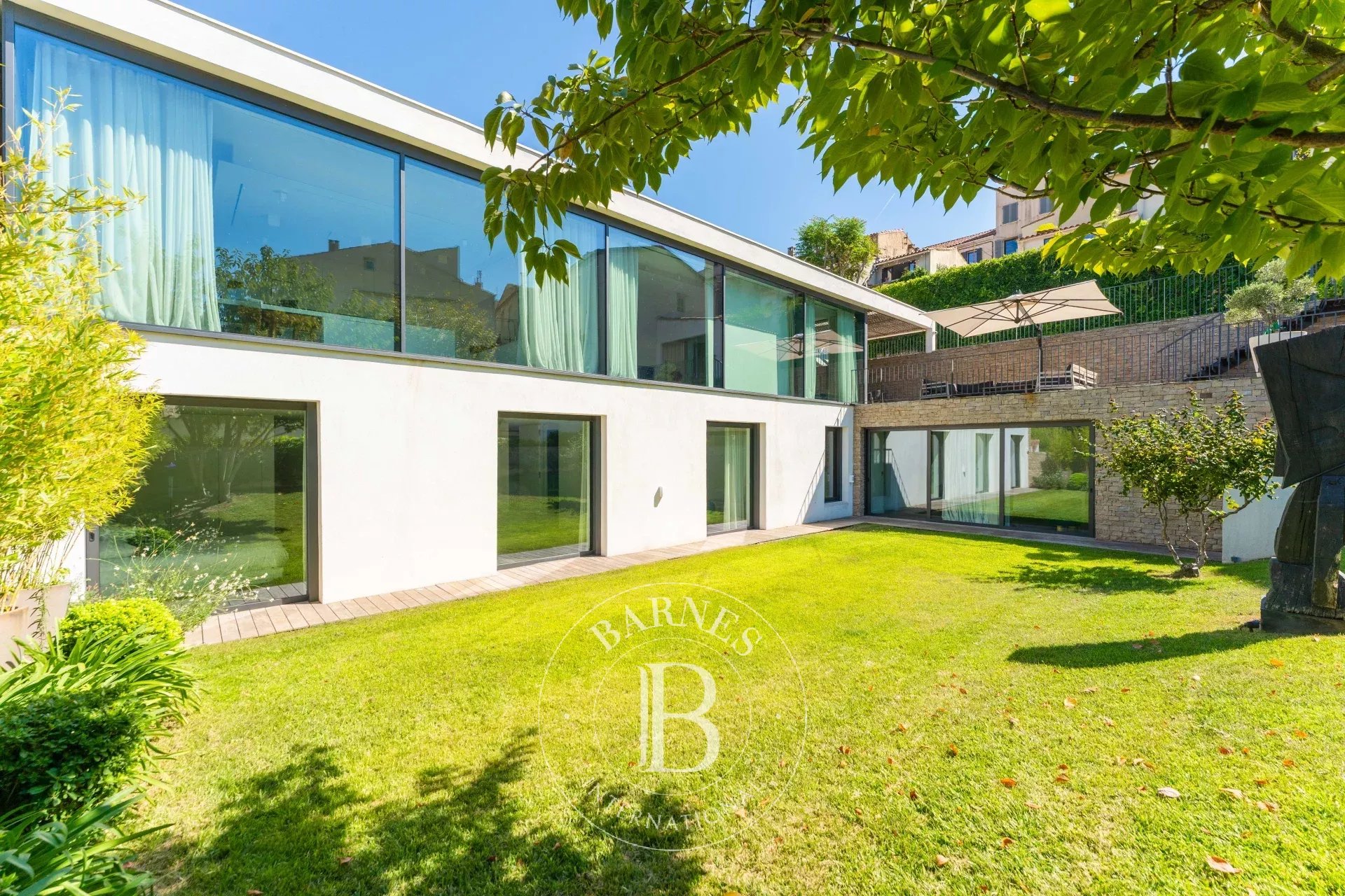 Vente Roucas Blanc - 13007 - Villa contemporaine de 300 m² avec piscine, 4 chambres en suites,  studio indépendant, nombreux stationnements