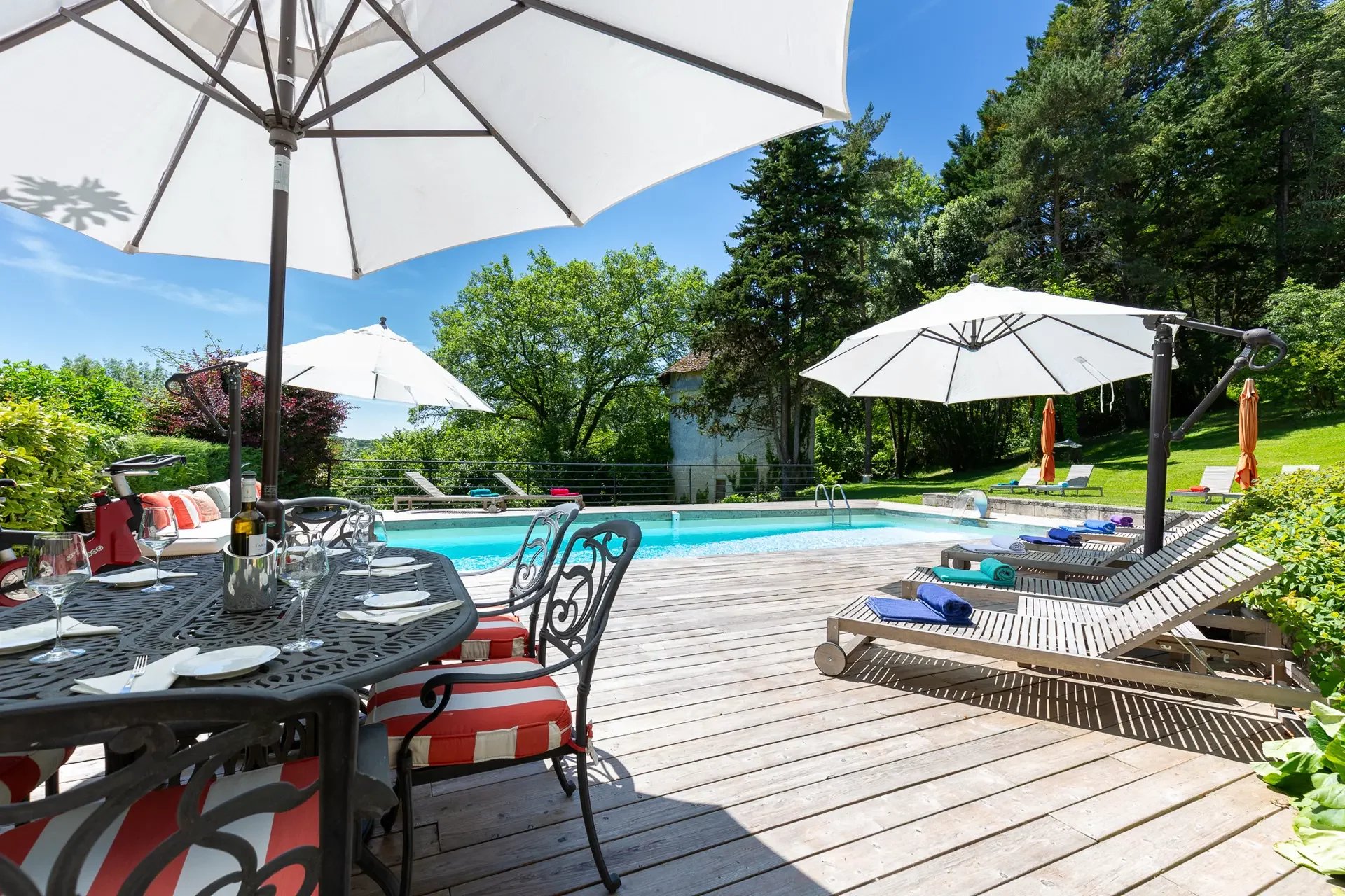 SCHLOSS MIT POOL UND TENNISPLATZ IN BORDEAUX ZU VERKAUFEN