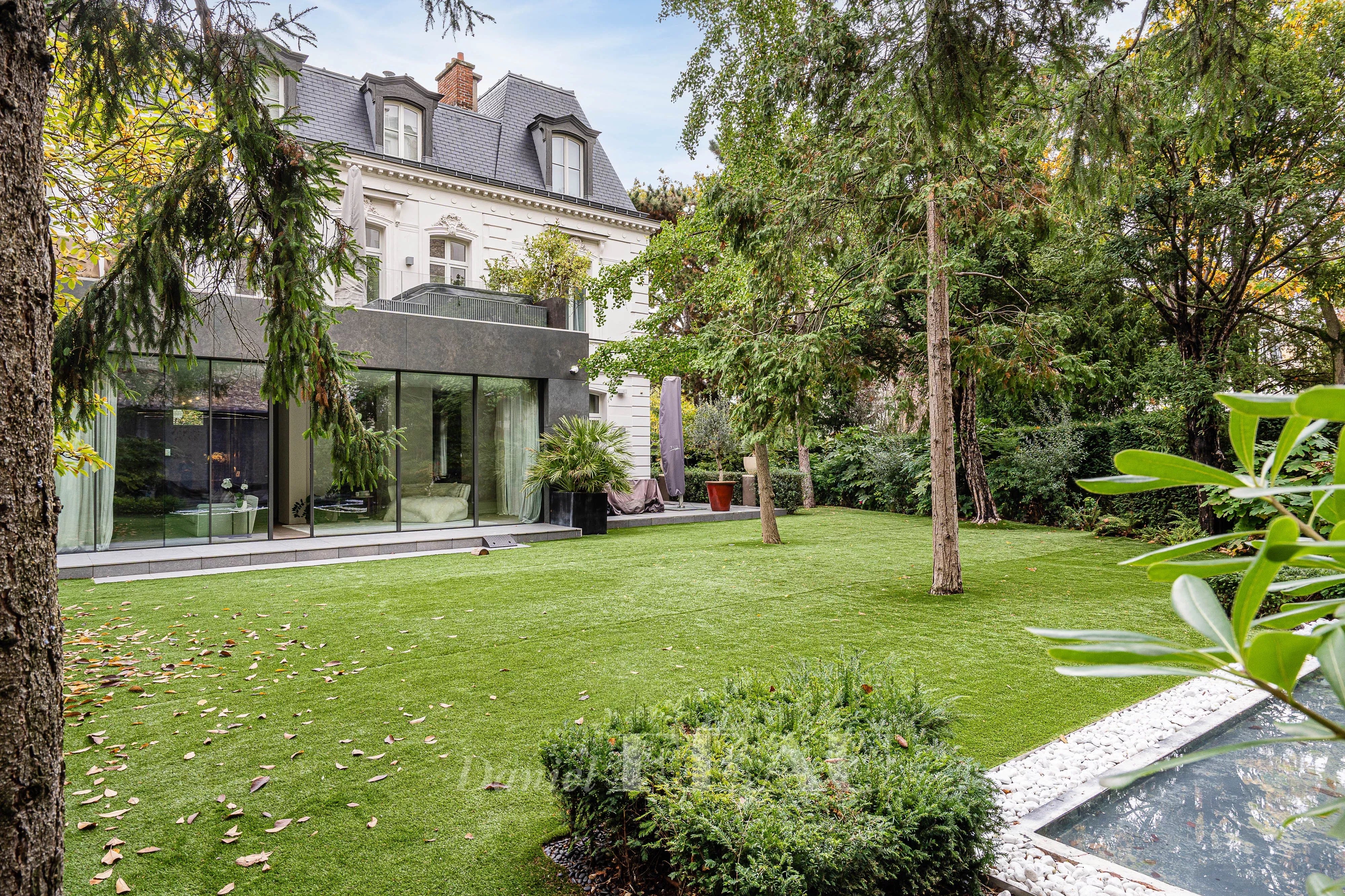 Paris XVIe - Auteuil, Hôtel particulier de 600 m² avec 800 m² de jardin.