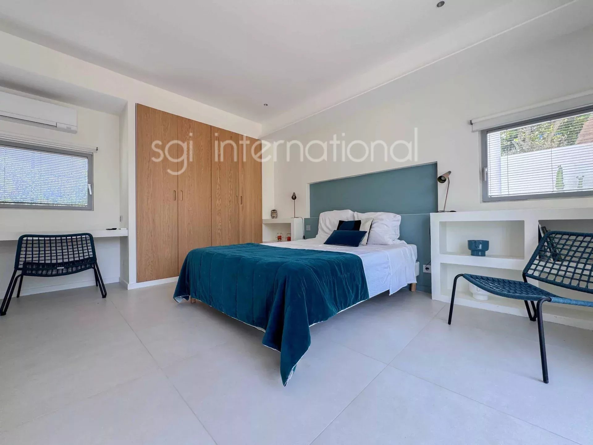 Sainte-Maxime: magnificent new villa 1.5km from the beach.