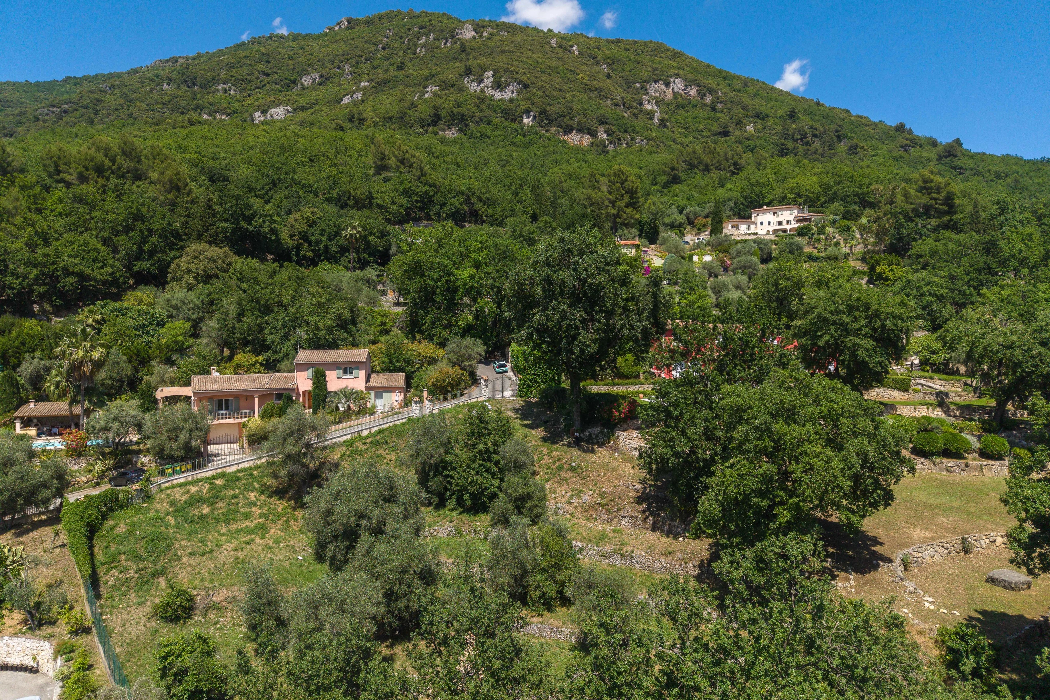 Buildable land with approved permit – Panoramic view of the perched villages in the backcountry