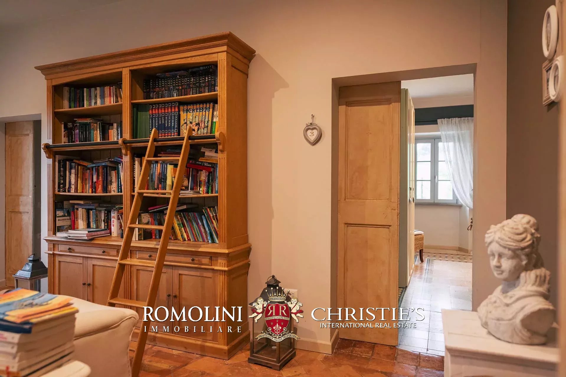 8 Bedroom Villa/Townhouse's Image 32