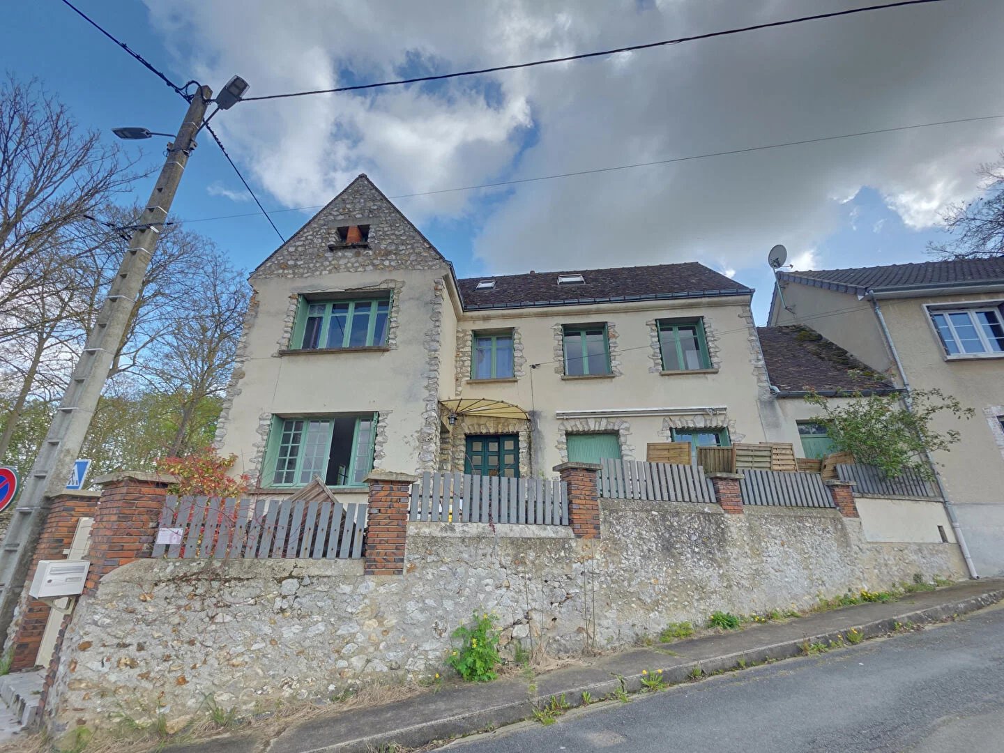 MAISON DE VILLE MAINTENON  avec place de parking, tout à pied!