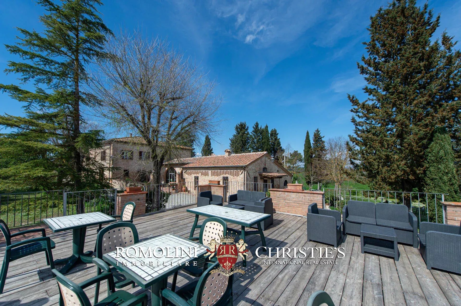 VILLA CON PISCINA E VIGNETO IN VENDITA A SIENA, TOSCANA