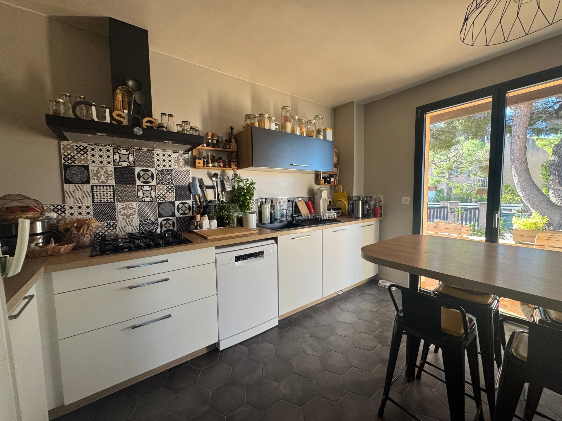 Spacious Family Home with Pond View in Vitrolles – Quiet, Pool, Garage