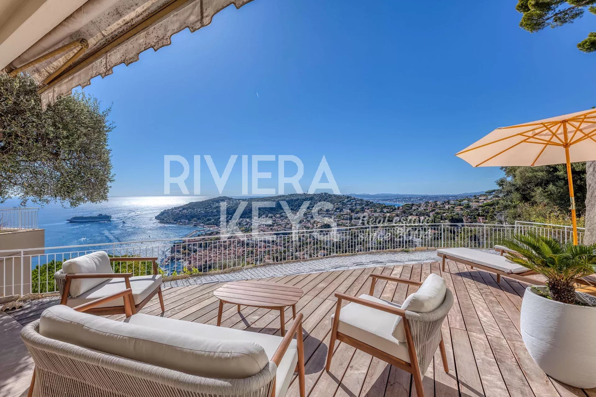 VILLEFRANCHE-SUR-MER: Renovierte 3-Zimmer-Wohnung mit Panoramablick auf das Meer, große Terrasse, Garage und Keller
