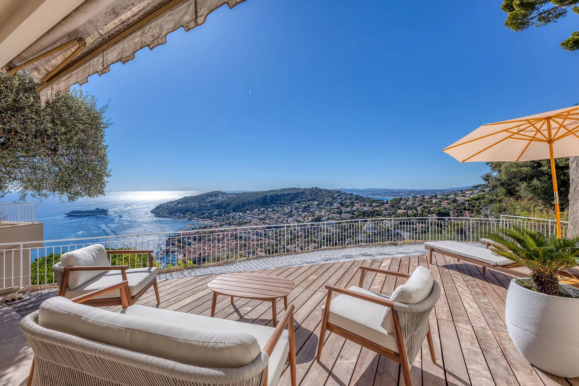 VILLEFRANCHE-SUR-MER : 3 pièces rénové avec vue mer panoramique, grande terrasse, garage et cave