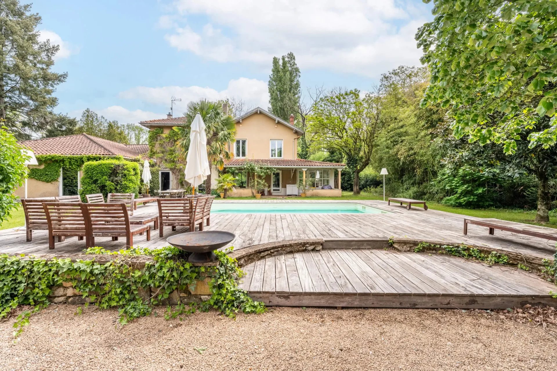 Propriété de 240 m² à Lucenay avec piscine et parc