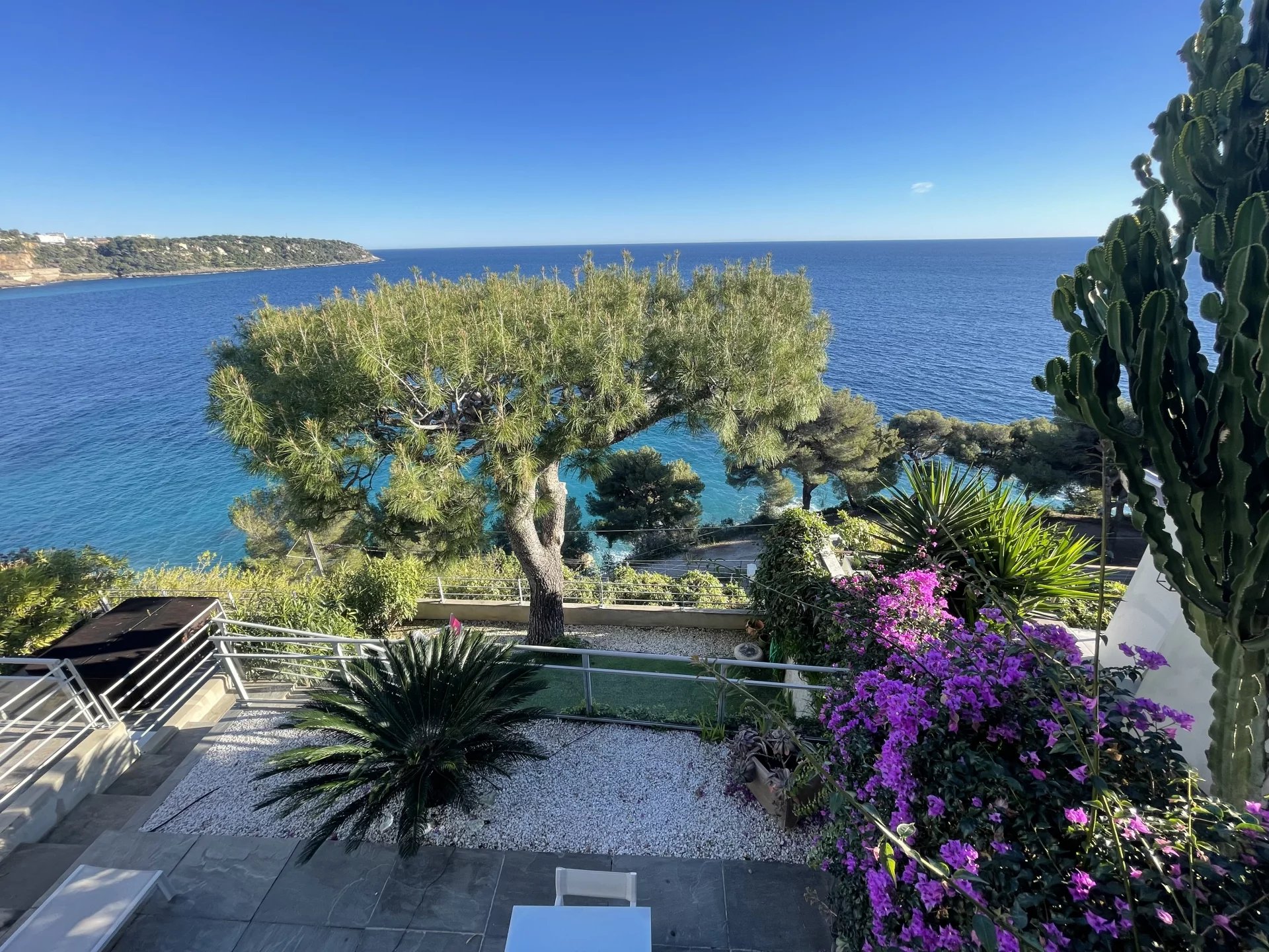 Superbe appartement duplex avec terrasse, spectaculaire jardin et splendide vue mer, au dernier étage d’une résidence prestigieuse avec piscine