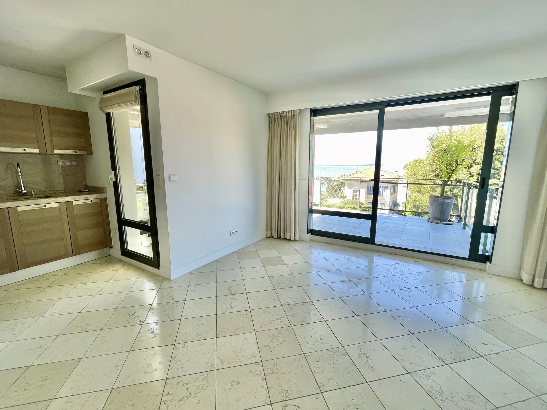 Appartement de Luxe avec terrasse et Vue Panoramique de la Mer - Bord du mer à 100 métres  - Cap d'Antibes