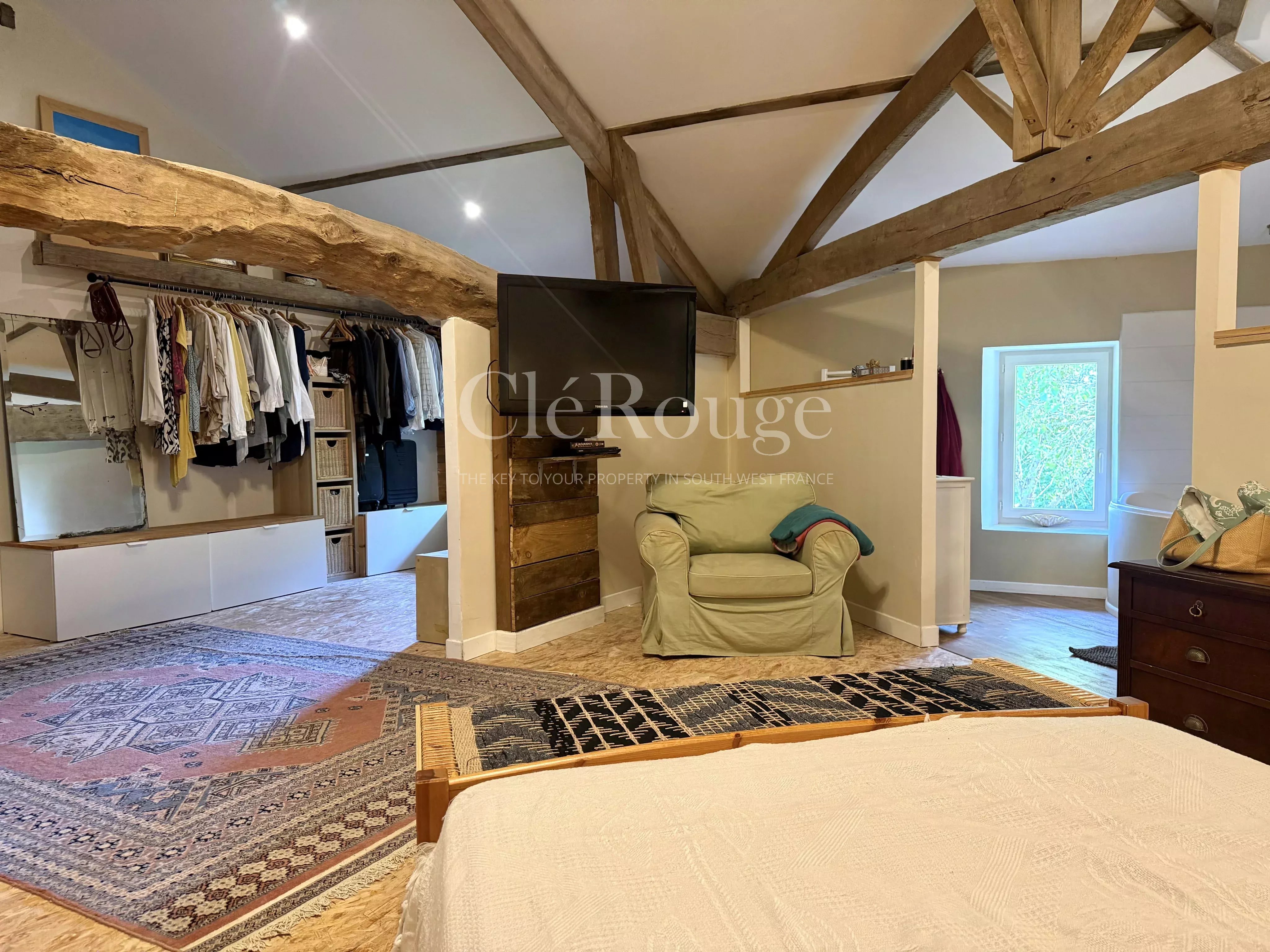15 minutes from Monségur – Stunning 5-bedroom stone property