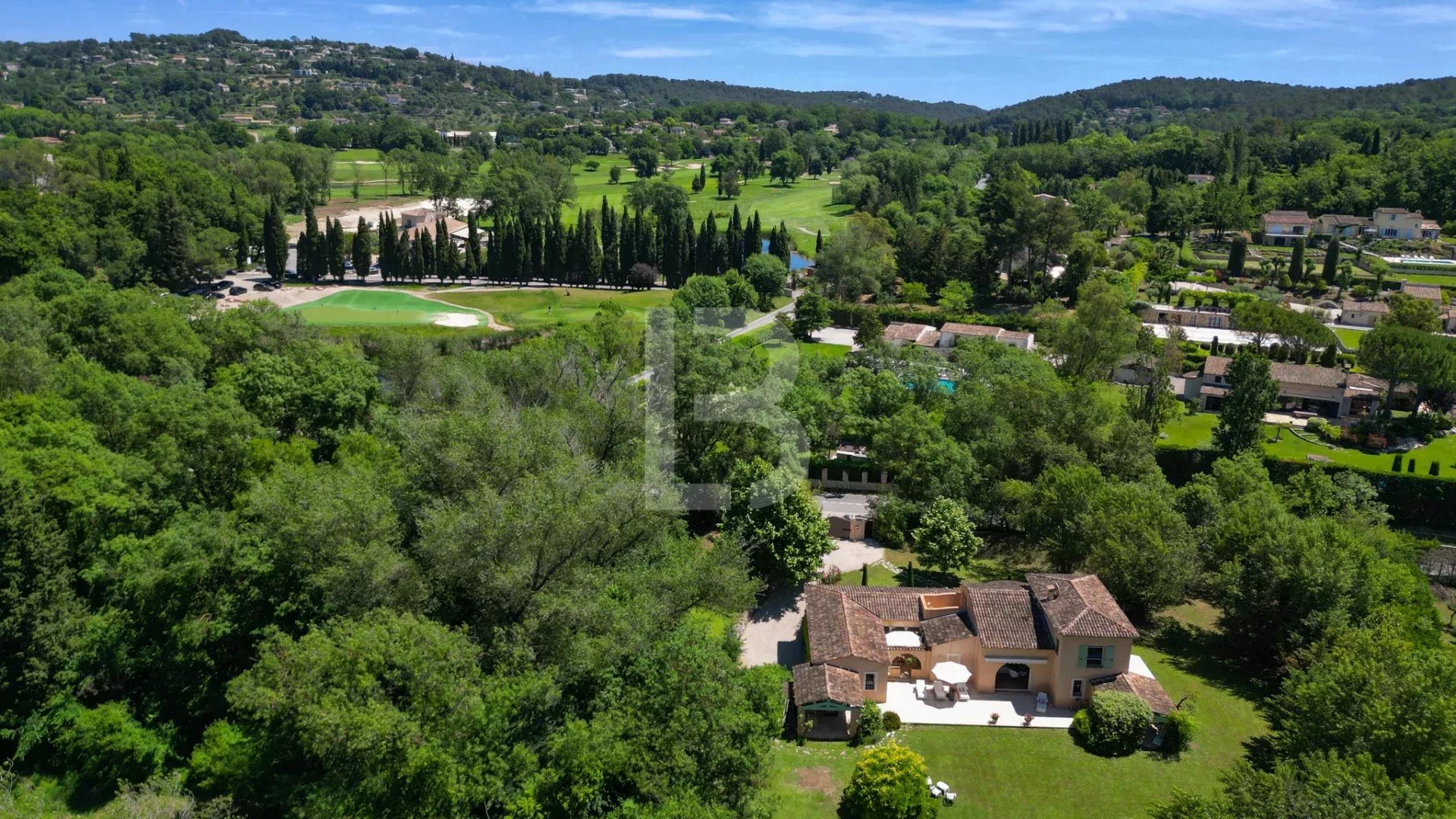 Bastide provençale de charme – Golf à pied – Garage 228 m² – Terrain plat en bord de rivière