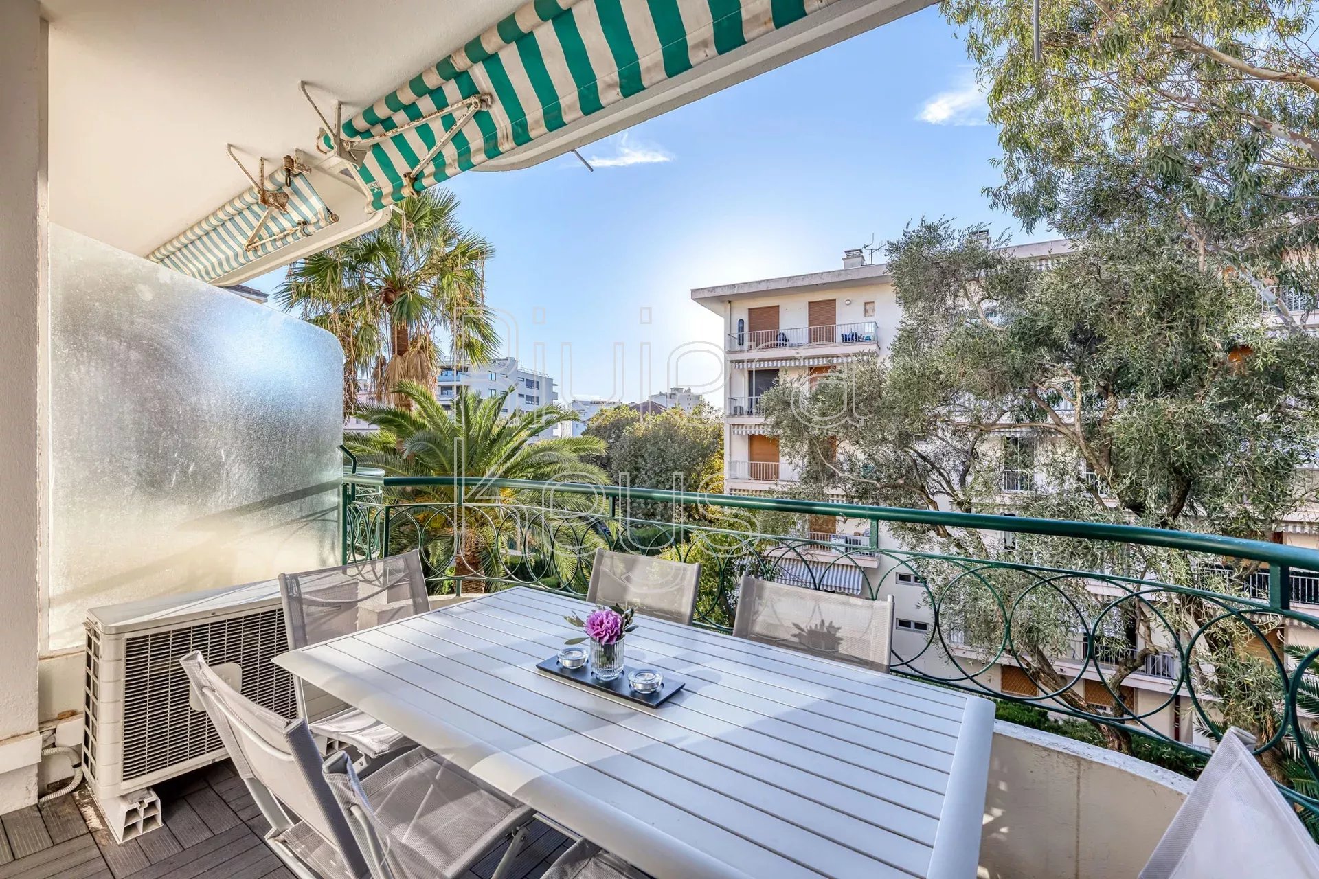 CANNES - Arrière Croisette: Renovert 2-romsleilighet med terrasse og garage
