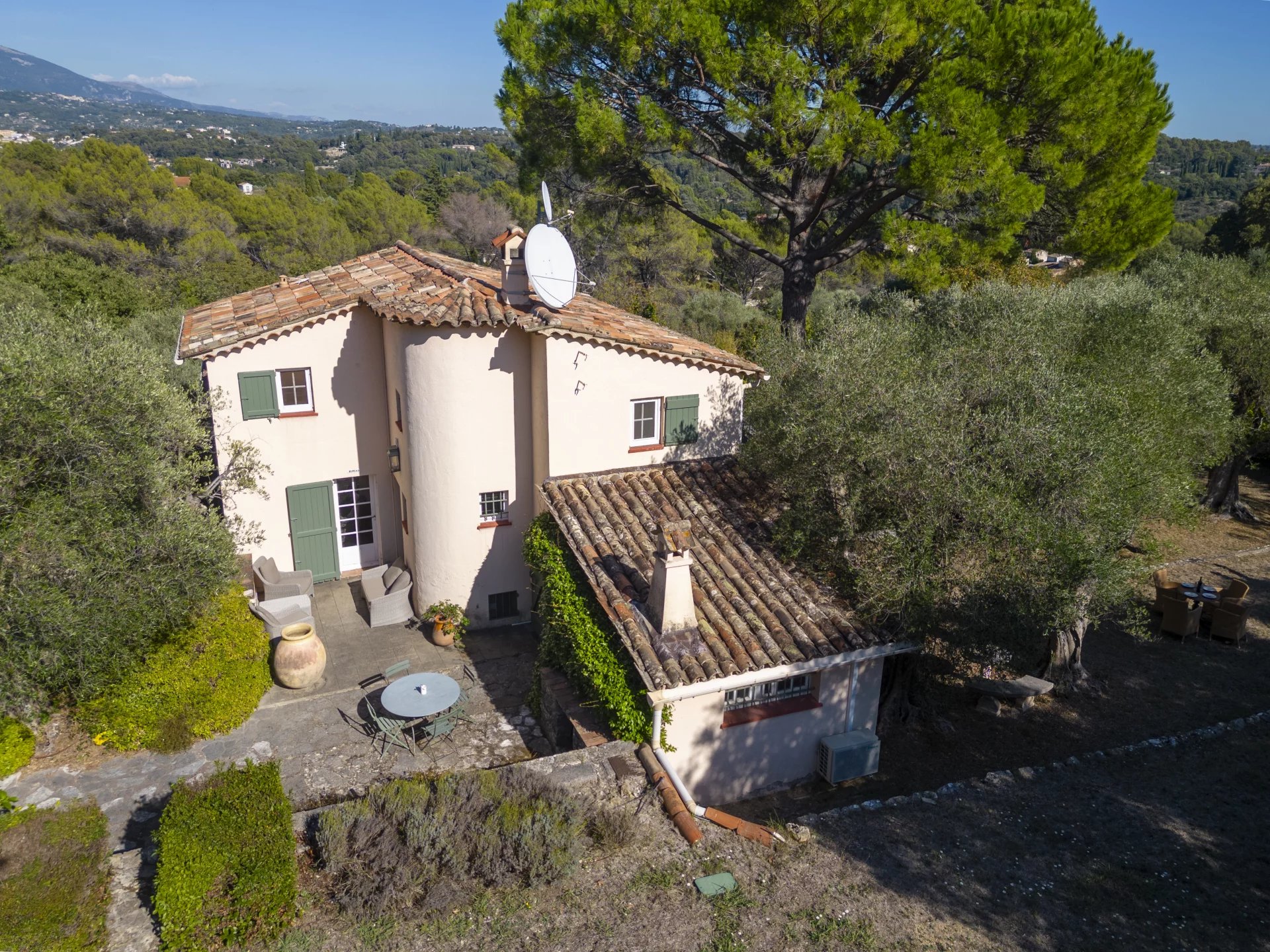 Beautiful house with swimming pool and large grounds - Grasse St Jacques Beautiful house with swimming pool and large grounds - Grasse St Jacques