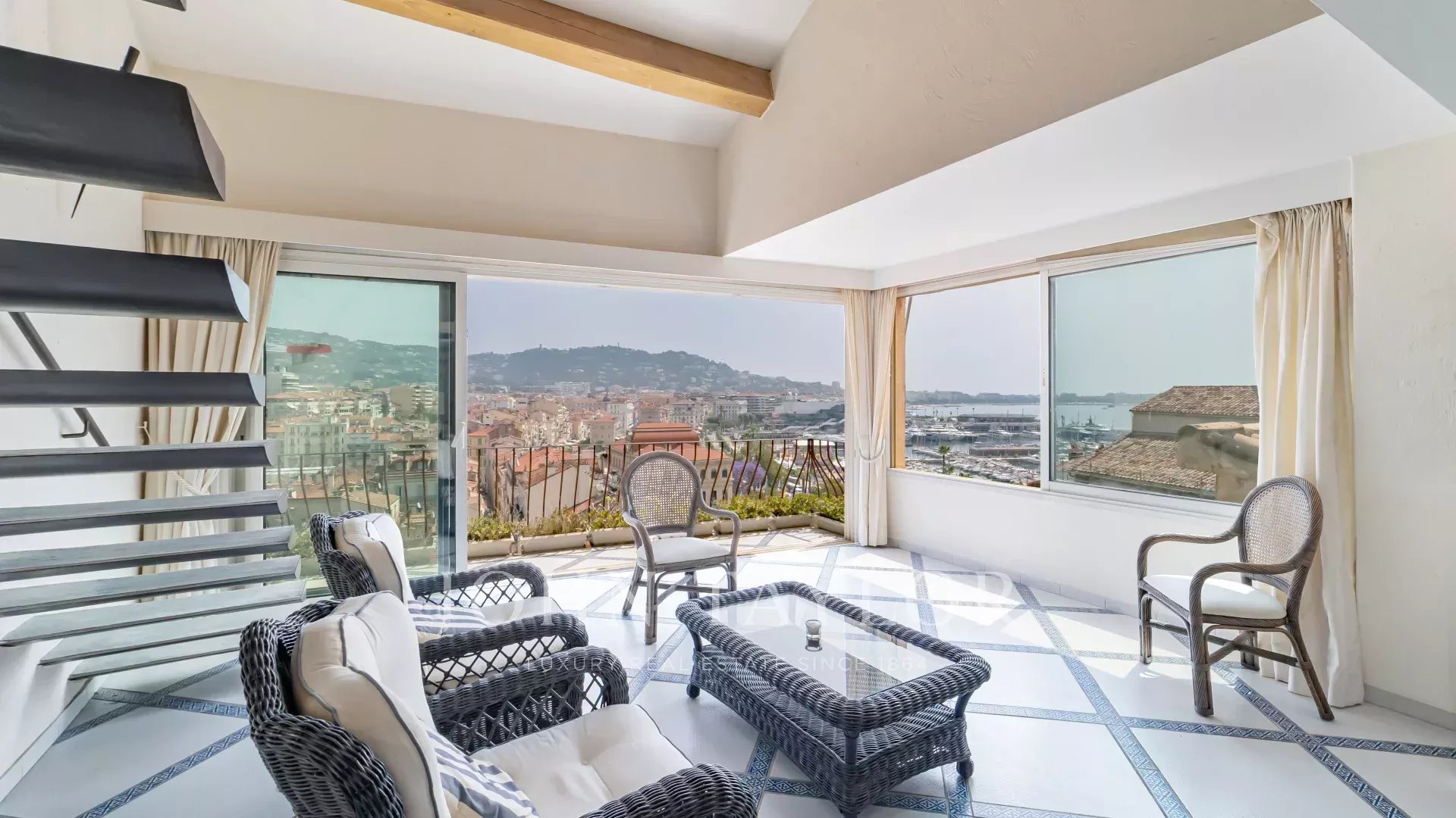CANNES SUQUET - Rare maison de 170 m² avec vue mer féerique