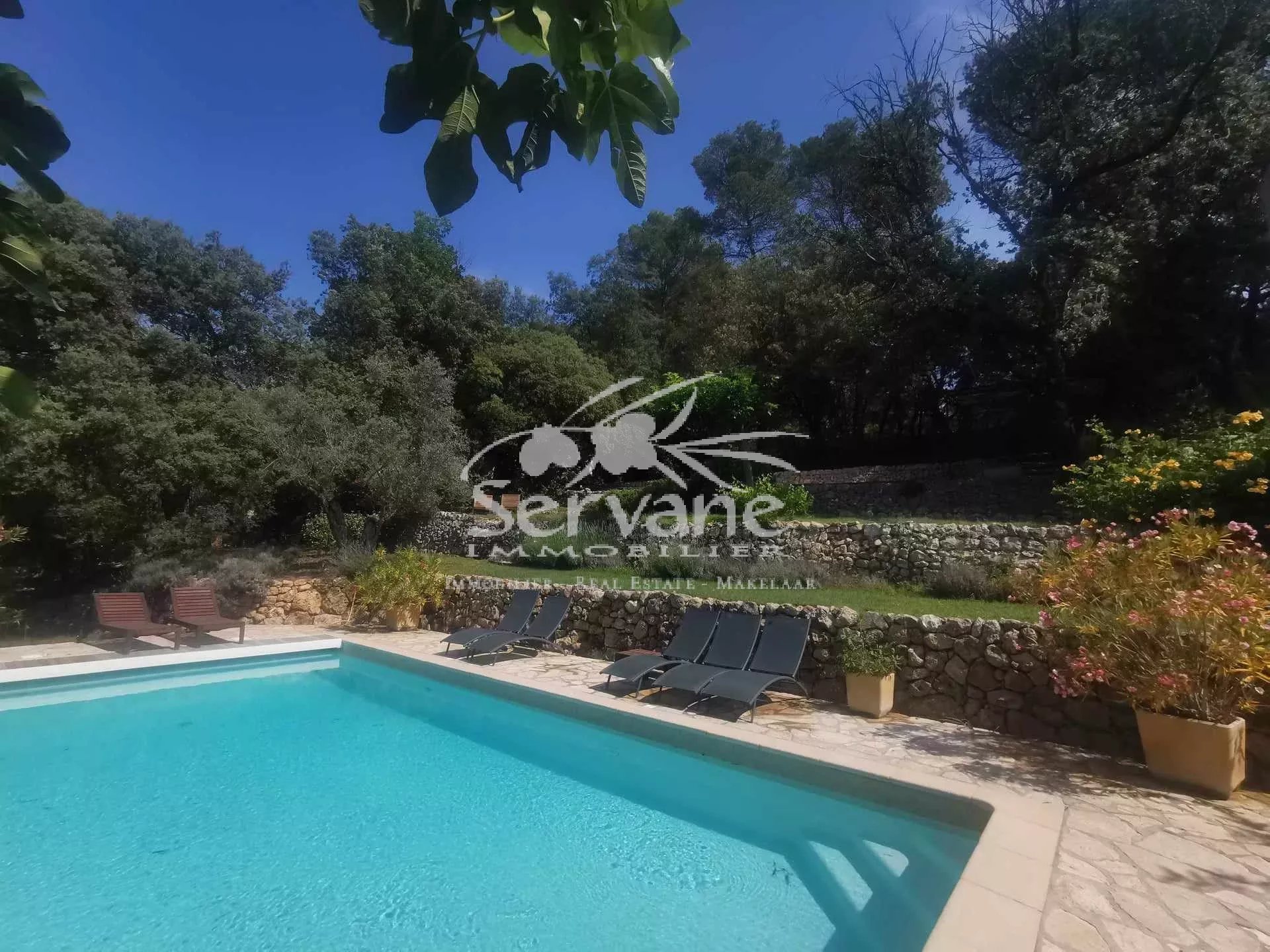 PROVENCAL MAS IN LORGUES SETS ON 4000 M²