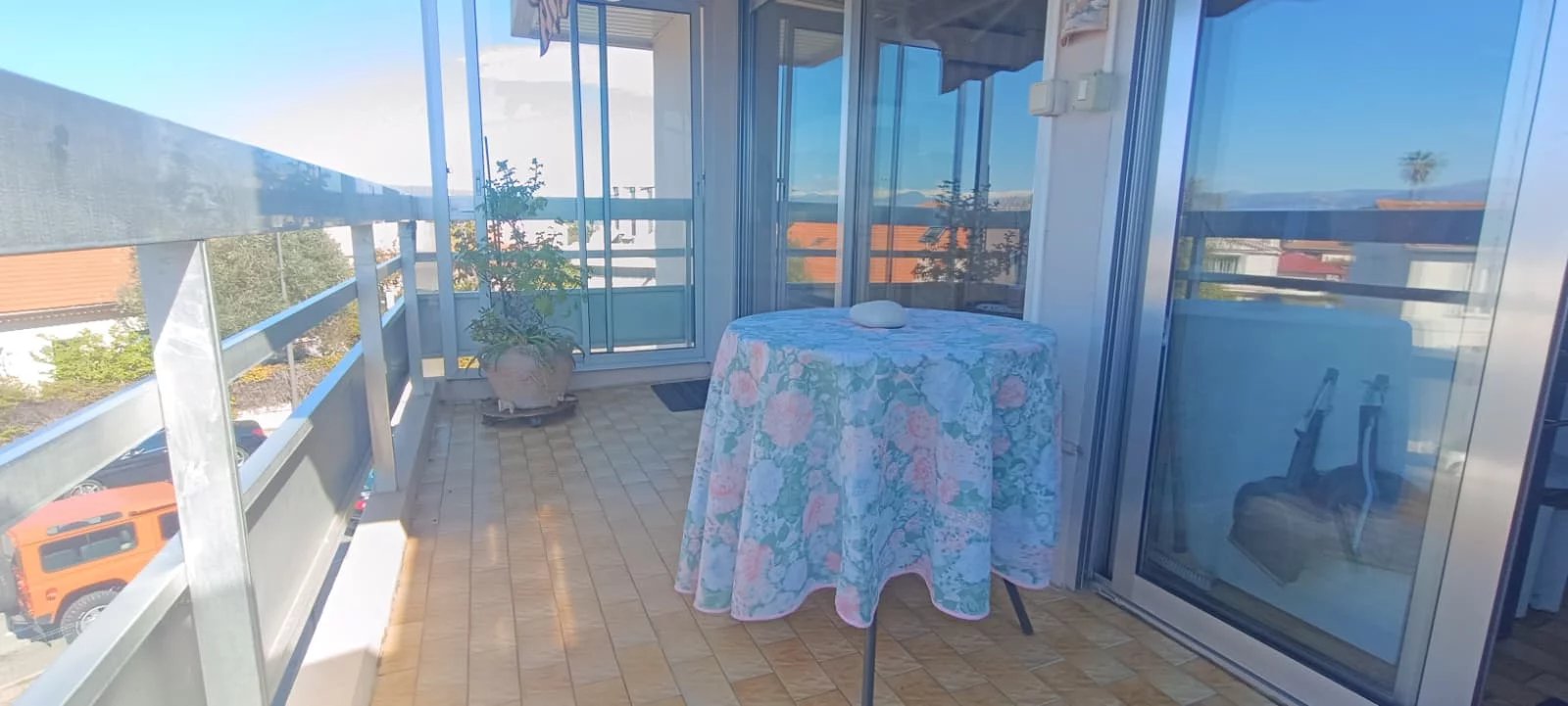 Agréable deux pièces, dernier étage,  à 2 pas de la mer