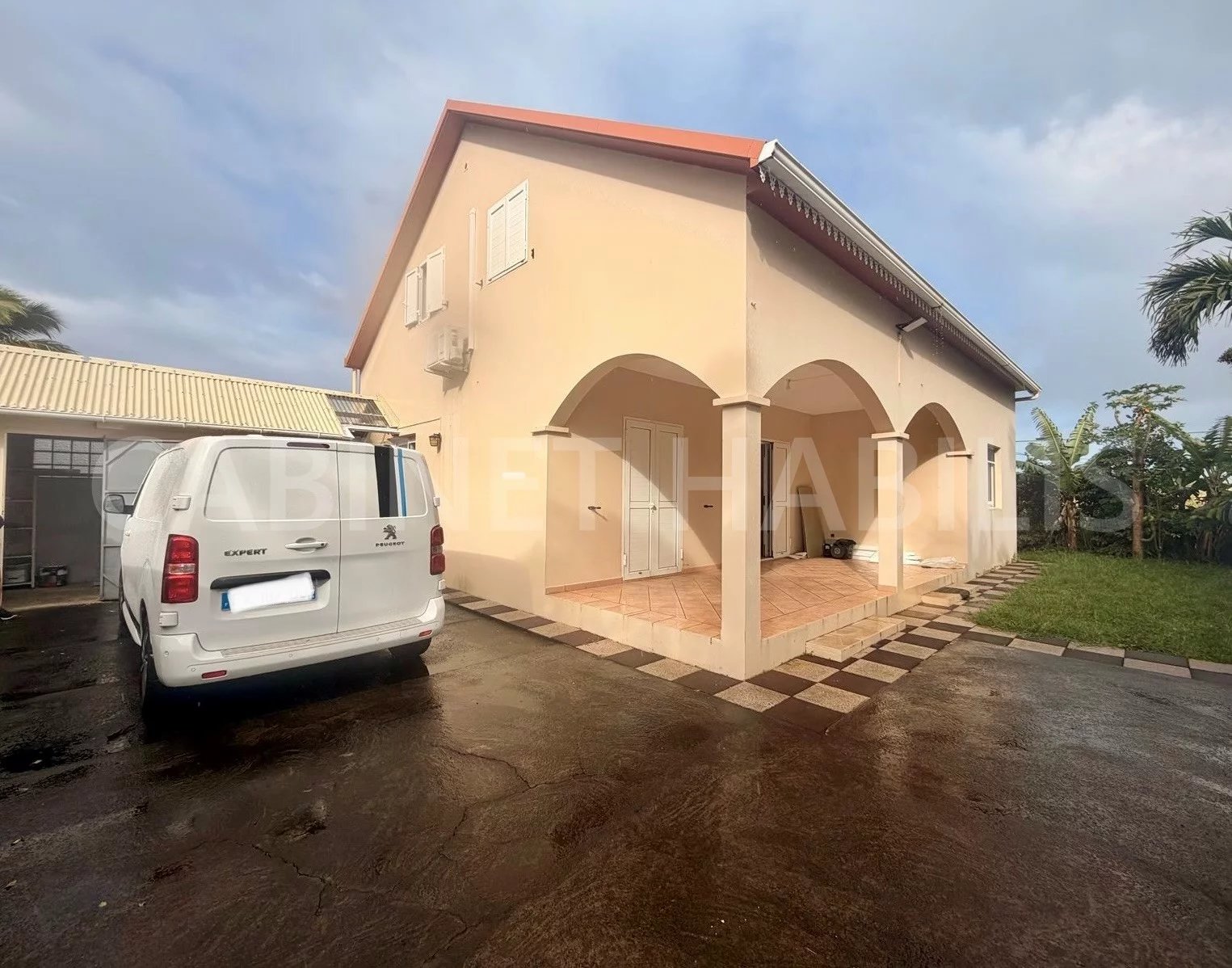 A VENDRE - UNE MAISON F5/6 DE 123.42 M2 ENVIRON - SAINT-JOSE