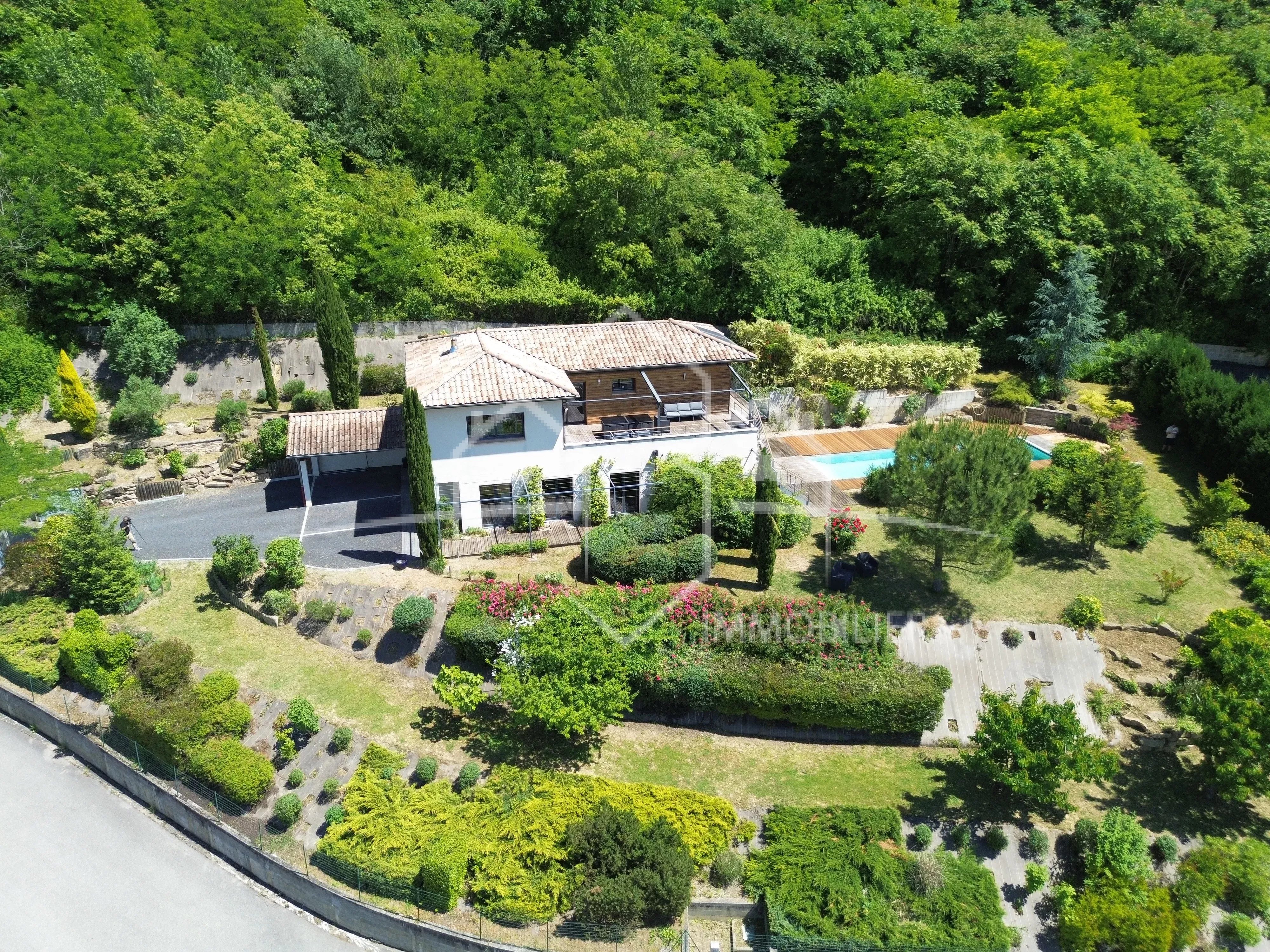 Belle maison 177 m² avec vue dégagée sur l’Ardèche – 5 chambres, piscine et grand terrain