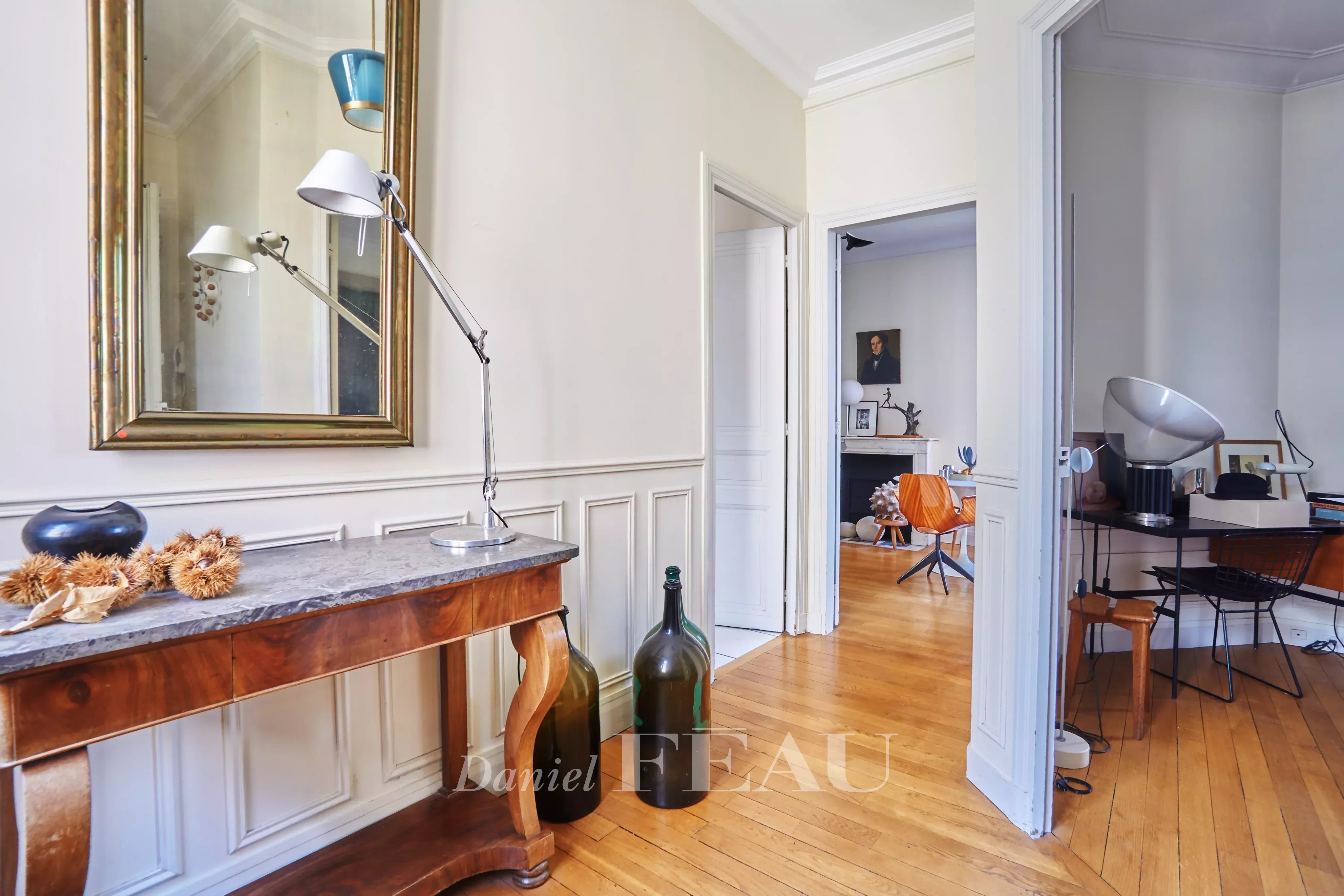 Entrée et aperçu du salon 