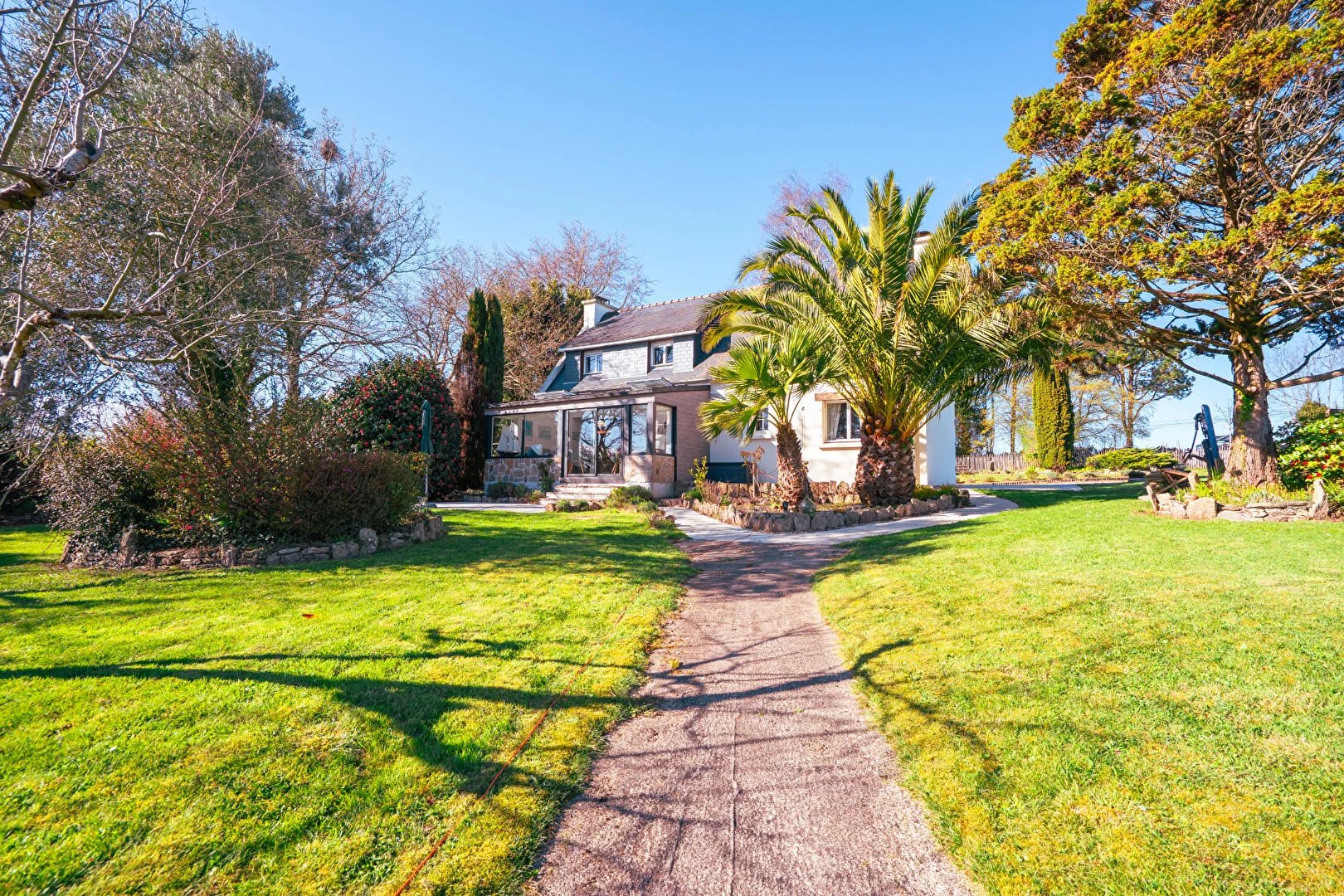 A vendre à Concarneau, belle maison de caractère de 106.67 M² sur 5000 M² de terrain, hangar et potager