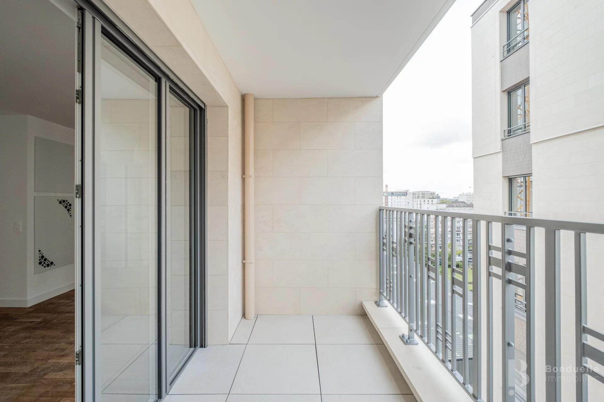 A LOUER VIDE - BEAU 3 PIECES DE 64,67 M2 - APPARTEMENT NEUF - BALCON - 8EME ETAGE AVEC ASCENSEUR