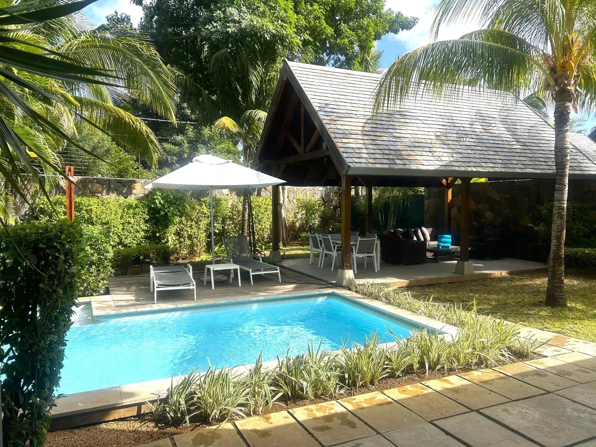 Premium villa for sale with tropical garden and contemporary architecture - photo 1