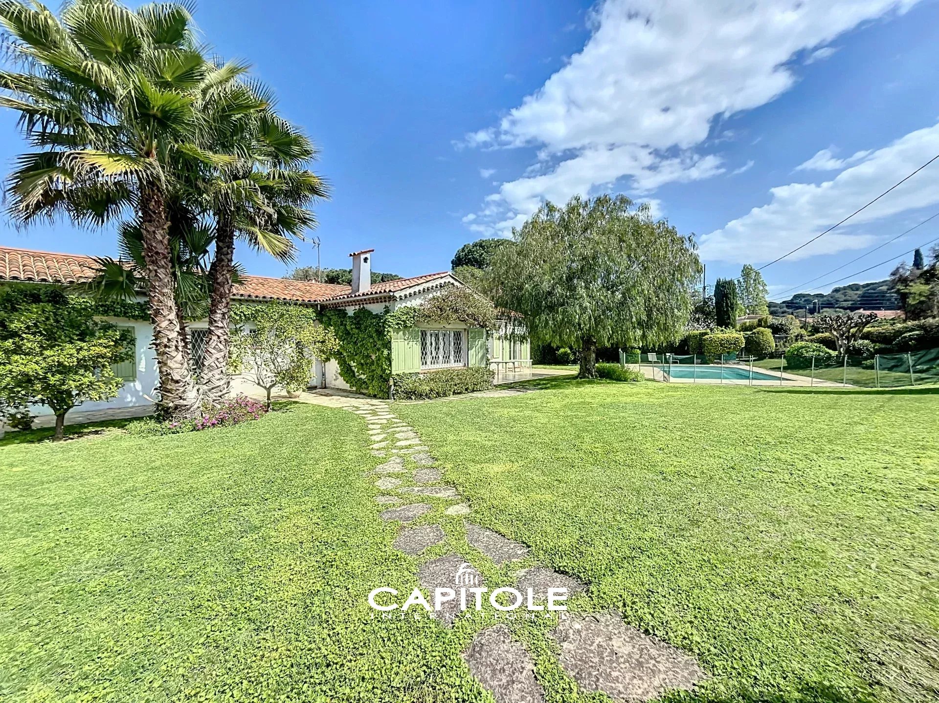 Cap d'Antibes, proche plages (100m) et centre-ville d'Antibes, magnifique maison de 6 pièces, d'env. 157 m², sur un terrain plat de 1770 m² avec piscine, un studio indépendant attenant de 27 m².