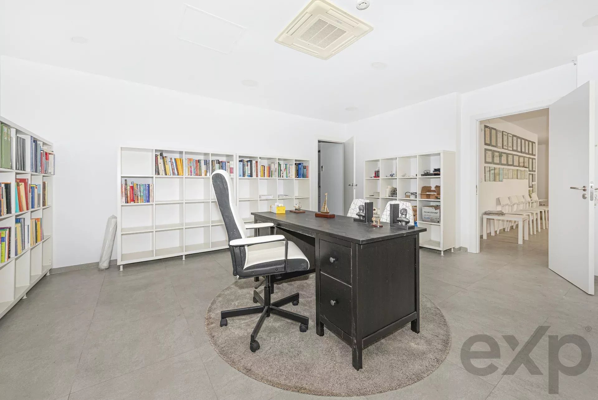 Prestigious shop adjacent to Chiado 87016877 image 8