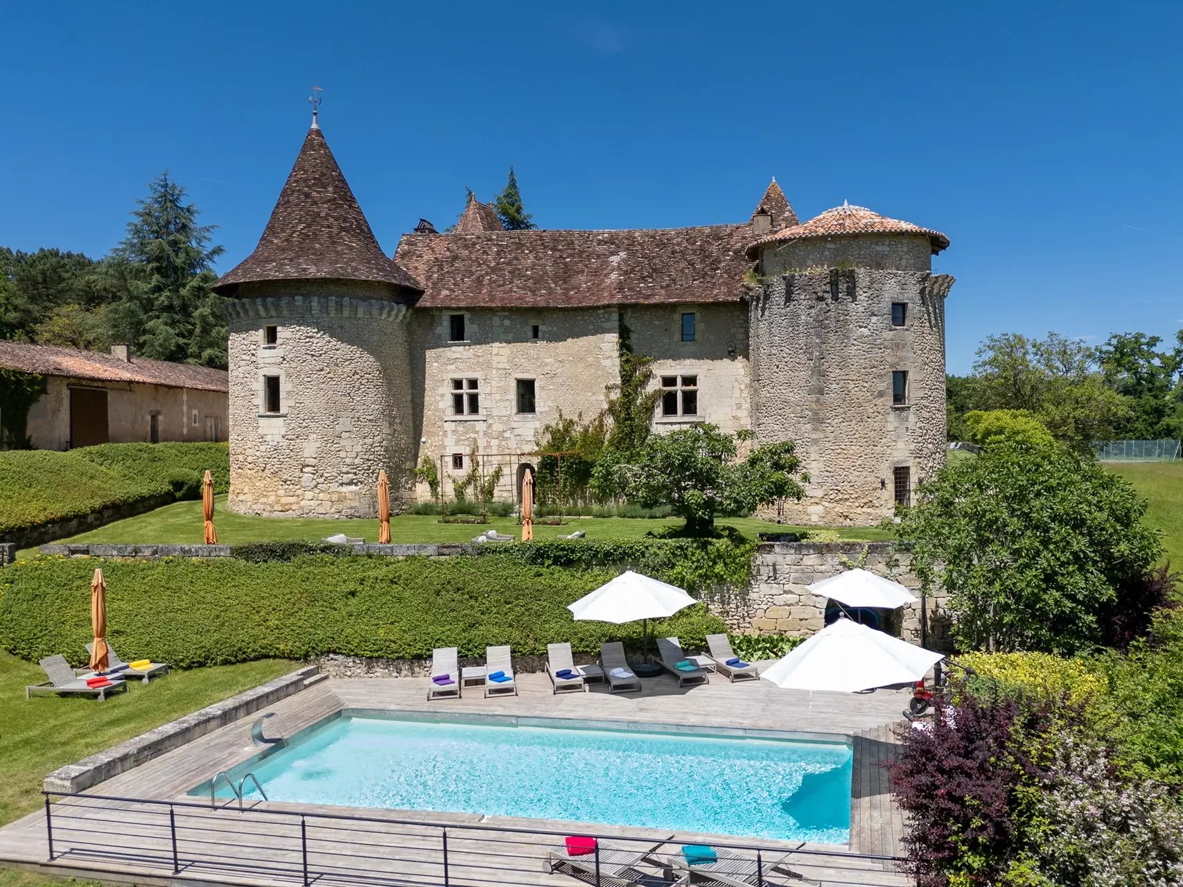 SCHLOSS MIT POOL UND TENNISPLATZ IN BORDEAUX ZU VERKAUFEN