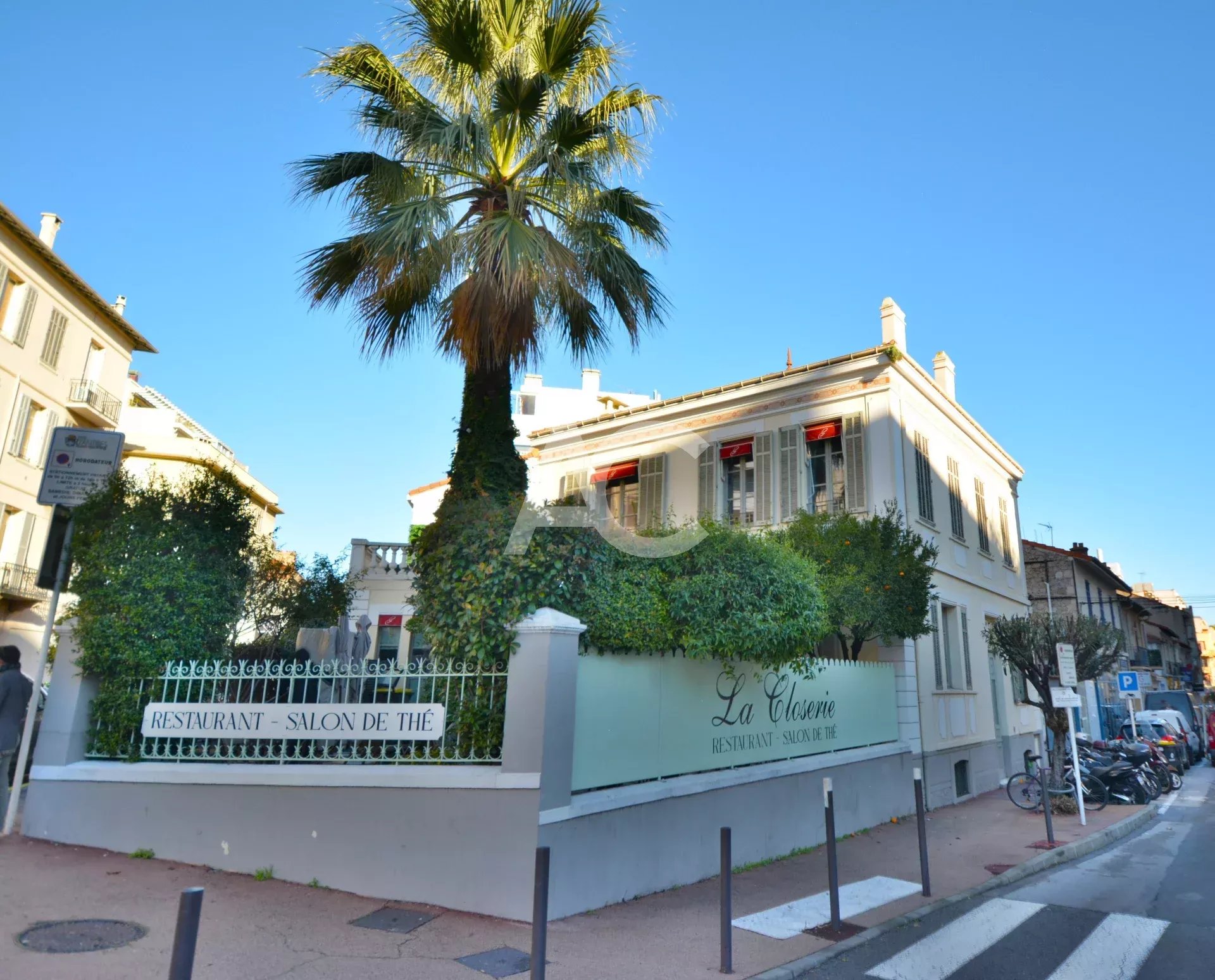 ANTIBES - VILLA OU MURS COMMERCIAUX