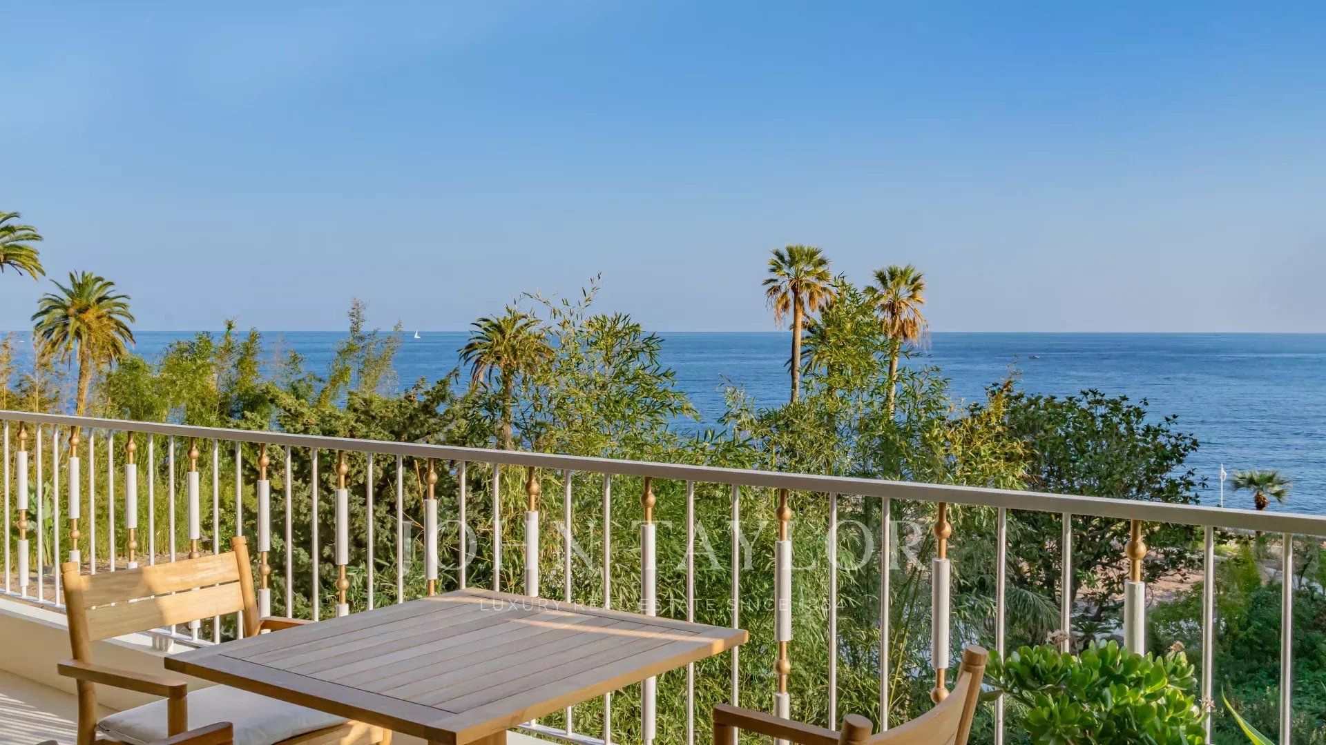 CANNES PALM BEACH : Splendide appartement face à la mer et aux îles