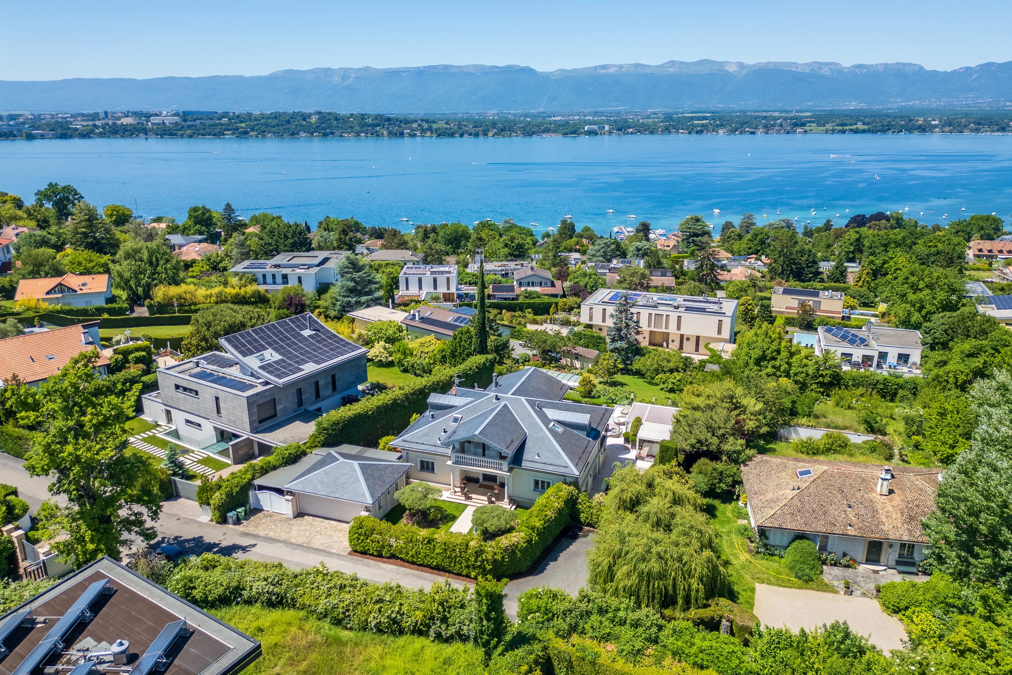 Villa contemporaine rénovée avec vue sur le lac