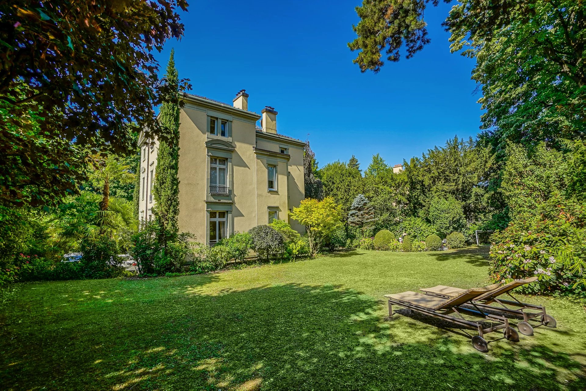 Private mansion close to the lake