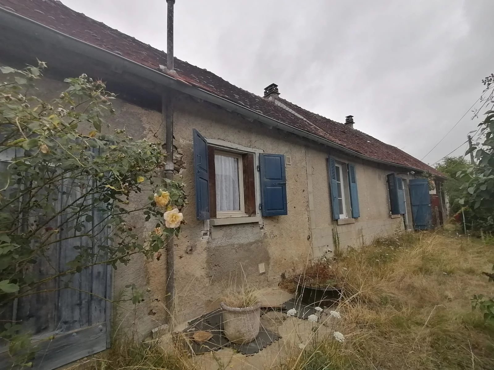 Maison avec grange et terrain à rénover à Cromac