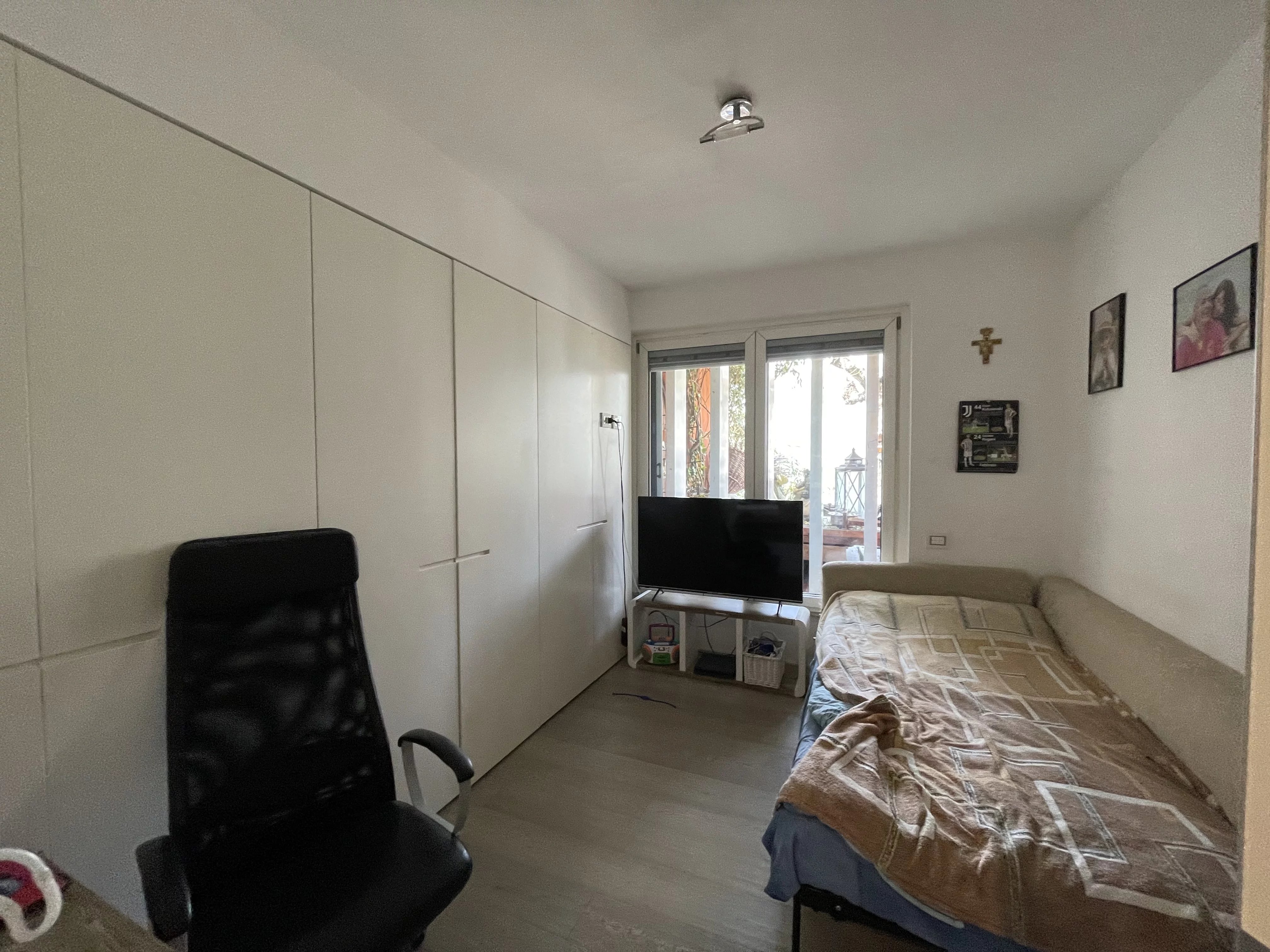 Apartment with private beach - picture 4 title=
