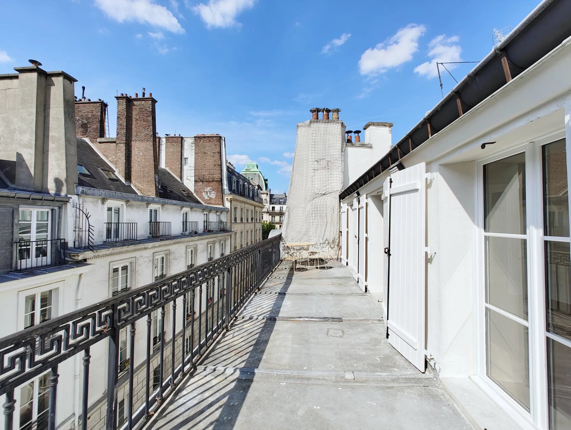Paris IIe - Montorgueil - Top floor apartment with terrace