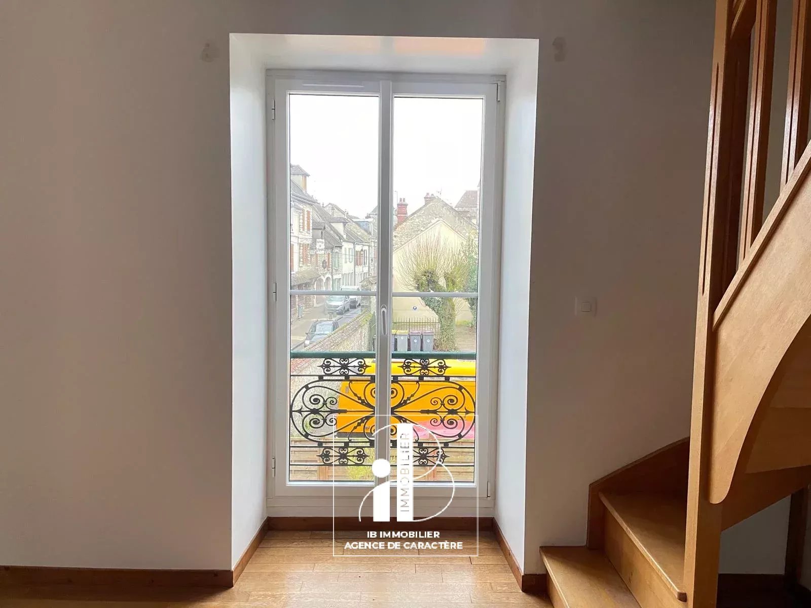 MORET-SUR-LOING - NEAR TOWN CENTER - 3-ROOM DUPLEX OF 80 m² WITH PARKING SPACES